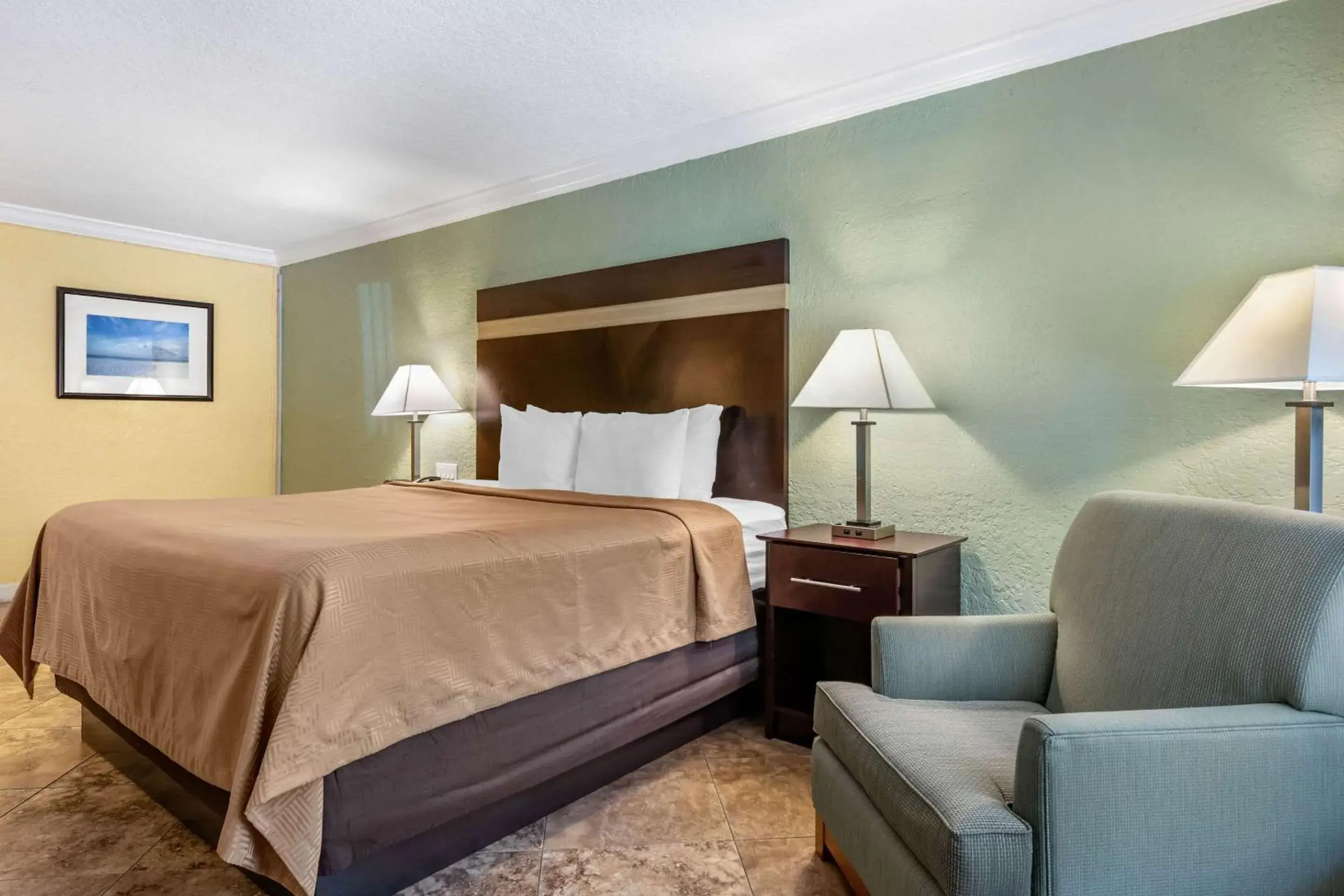 Bedroom, Bed in Clarion Inn Orlando International Drive - ICON Park Bedroom, Bed in Clarion Inn Orlando International Drive - ICON Park