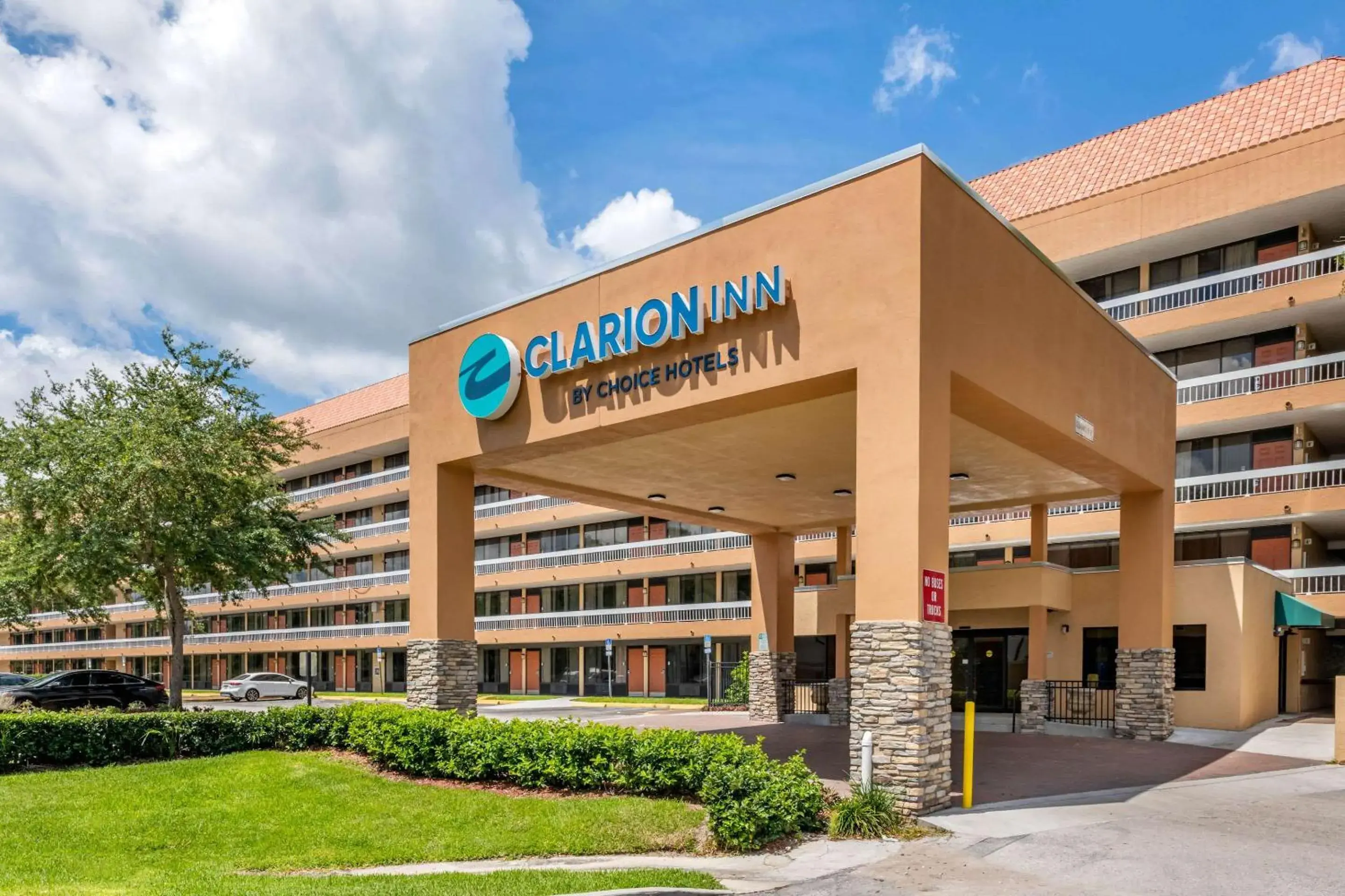 Property building in Clarion Inn Orlando International Drive - ICON Park Property building in Clarion Inn Orlando International Drive - ICON Park