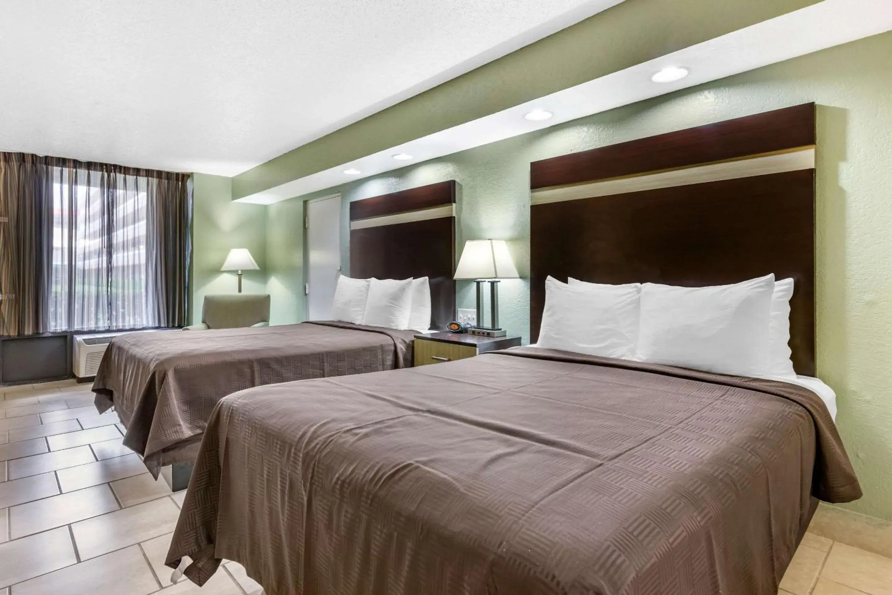 Bedroom, Bed in Clarion Inn Orlando International Drive - ICON Park Bedroom, Bed in Clarion Inn Orlando International Drive - ICON Park