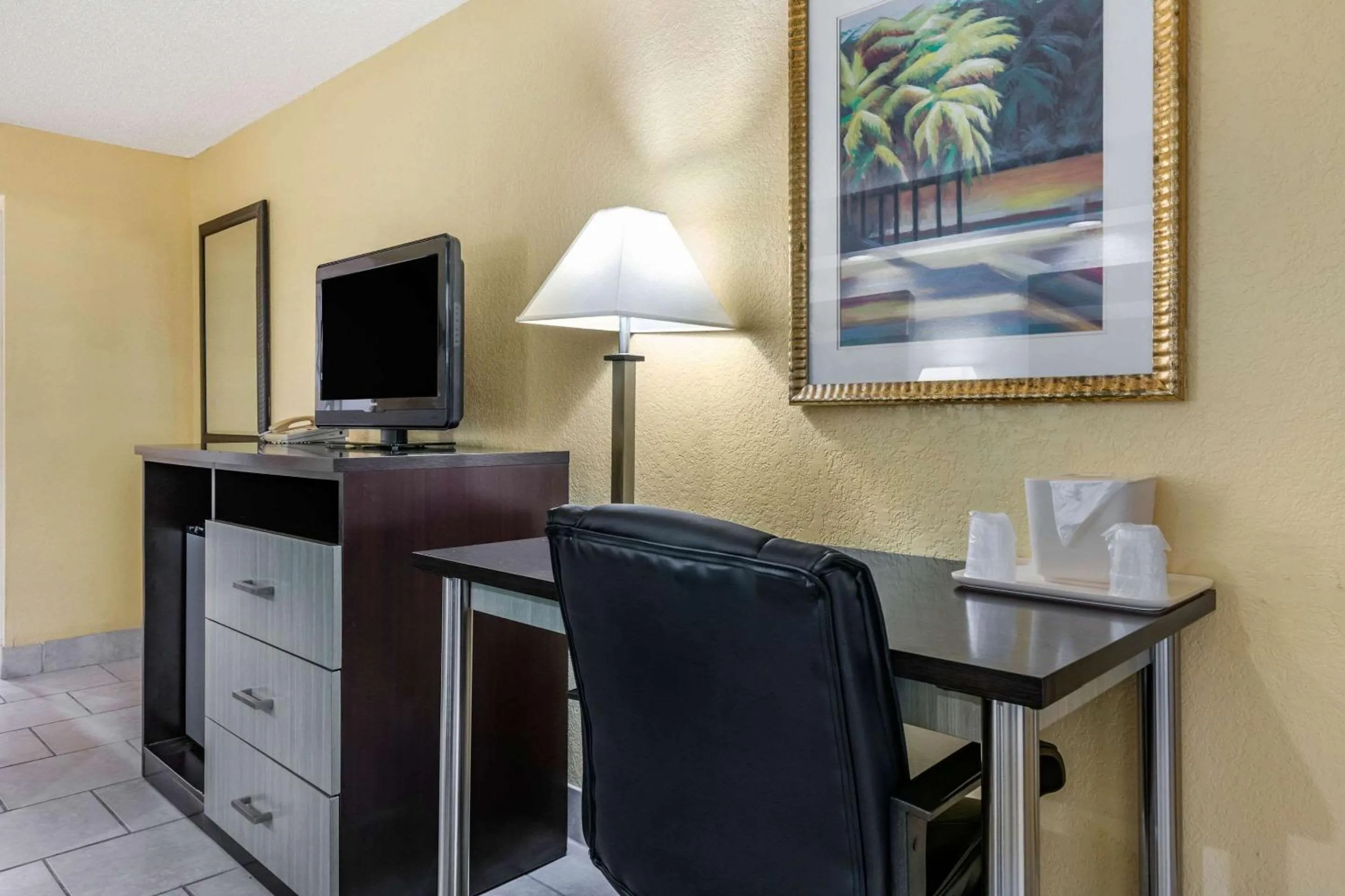 Bedroom in Clarion Inn Orlando International Drive - ICON Park