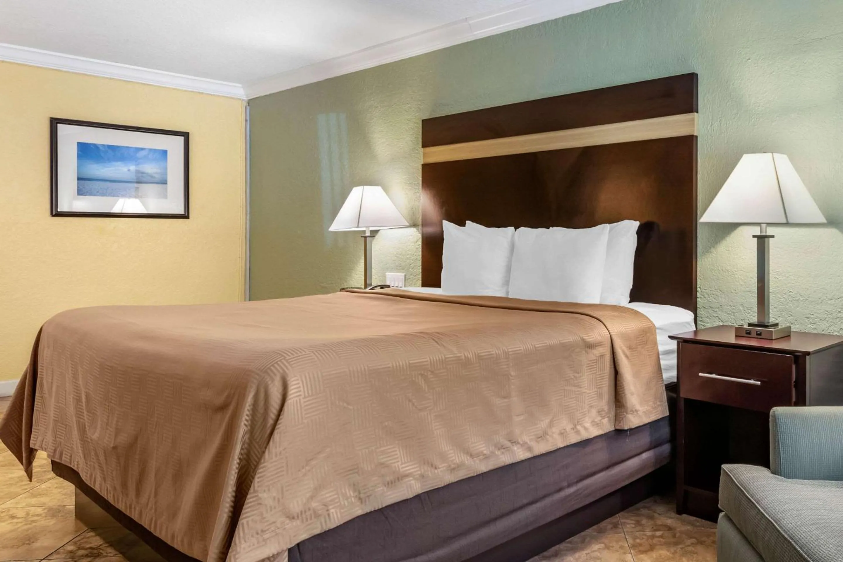 Bedroom, Bed in Clarion Inn Orlando International Drive - ICON Park