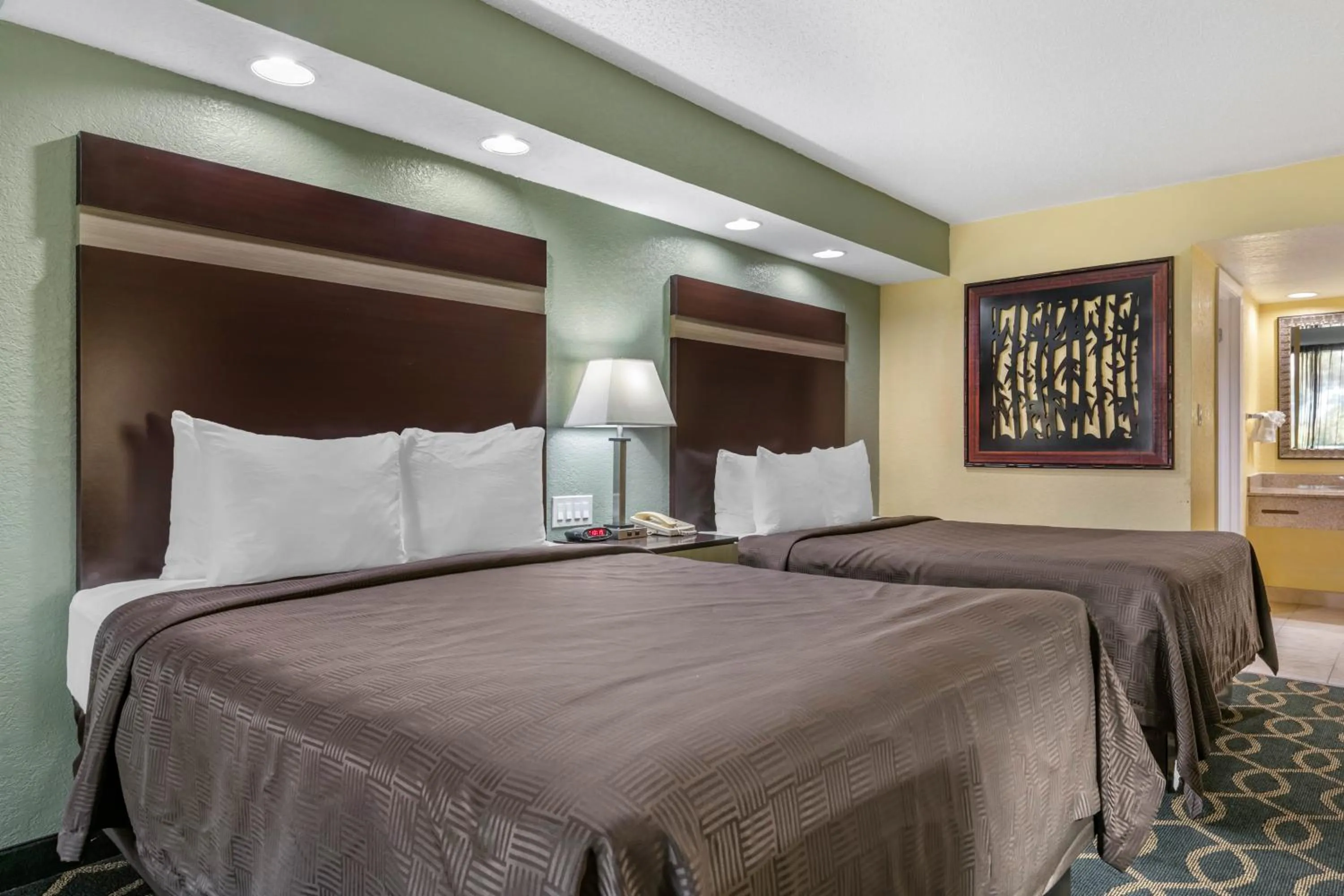 Photo of the whole room, Bed in Clarion Inn Orlando International Drive - ICON Park