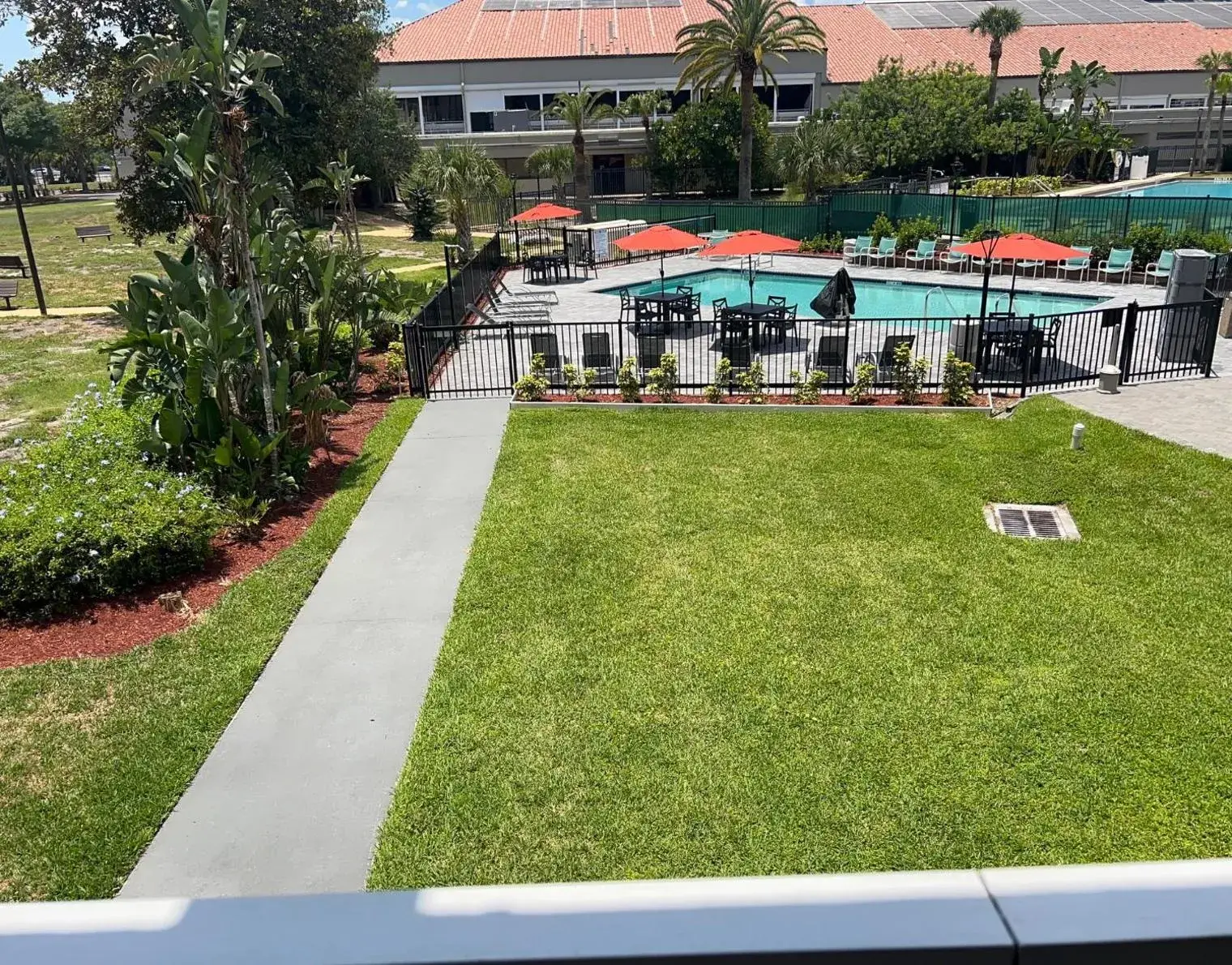 Pool view in Clarion Inn Orlando International Drive - ICON Park Pool view in Clarion Inn Orlando International Drive - ICON Park