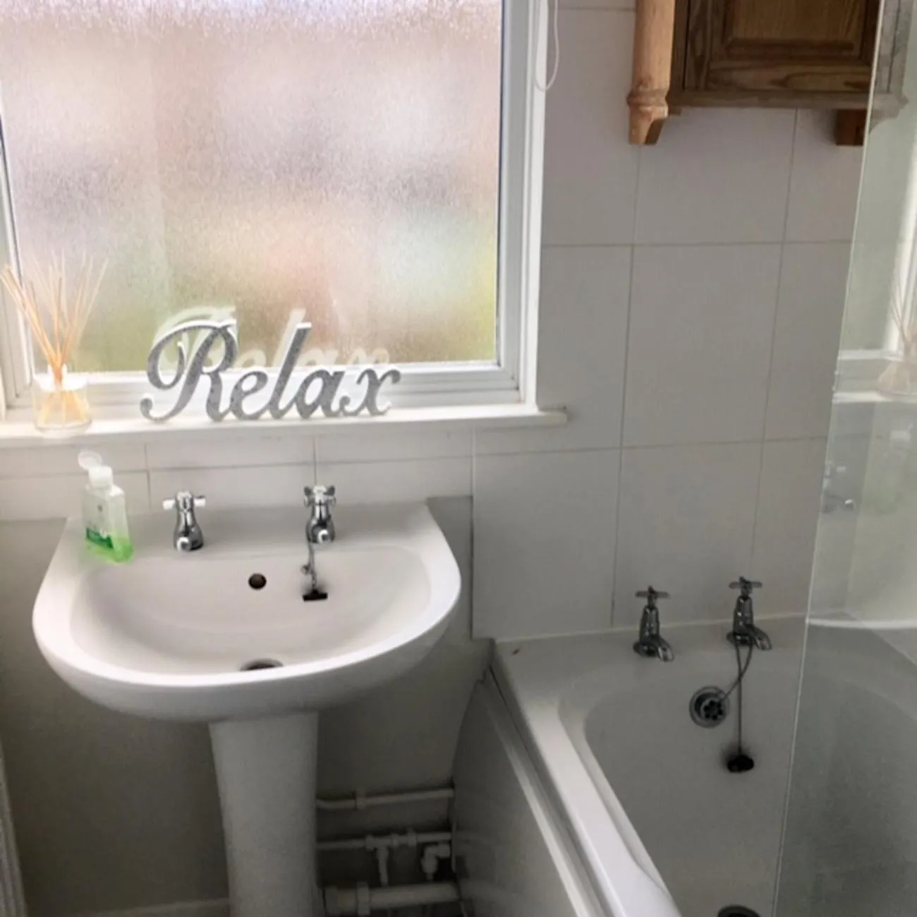 Bathroom in Homely & Cosy 3 Bed Birch Close House with Free Parking, Garden & Sleeps 8
