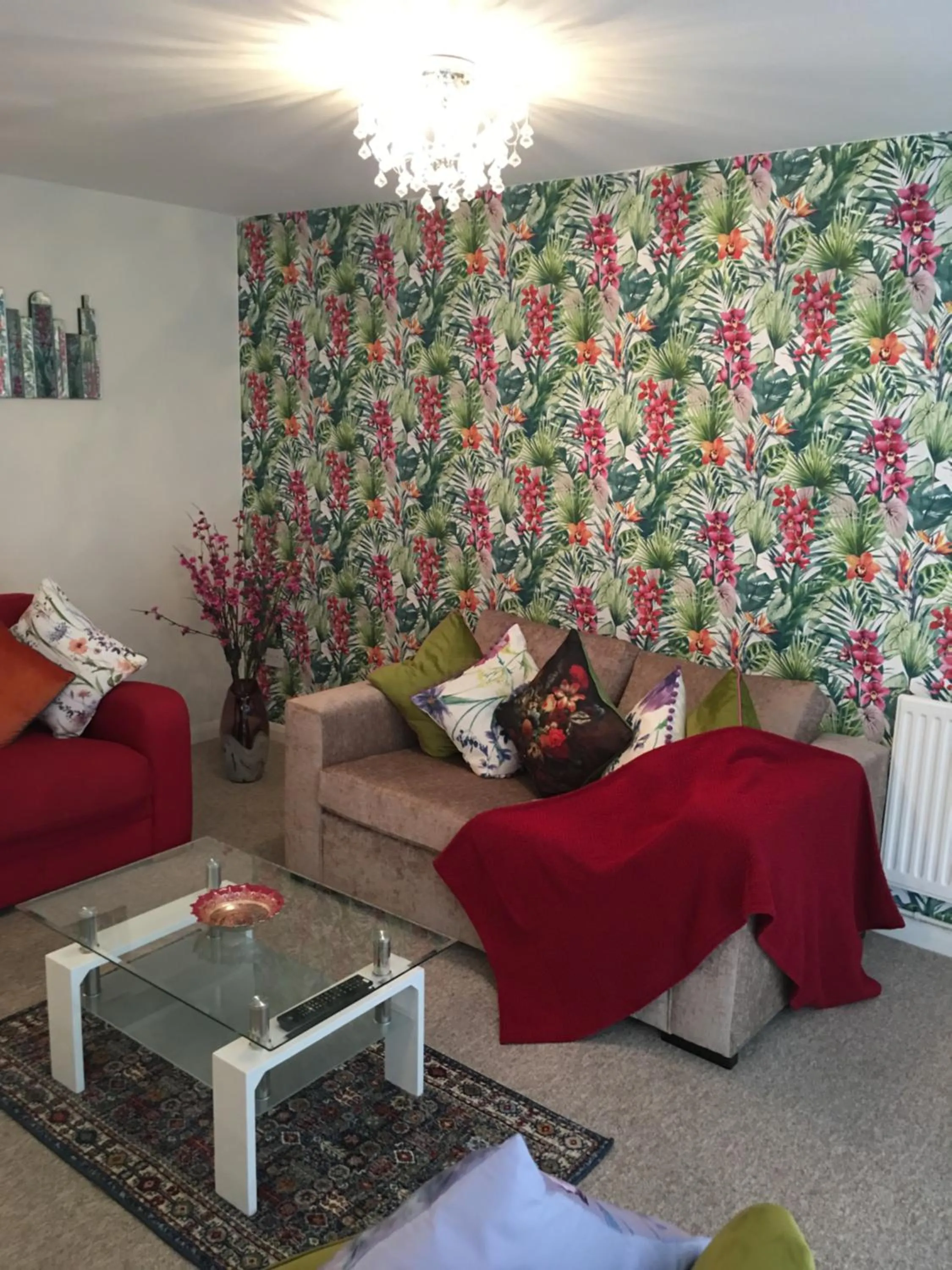Living room in Homely & Cosy 3 Bed Birch Close House with Free Parking, Garden & Sleeps 8