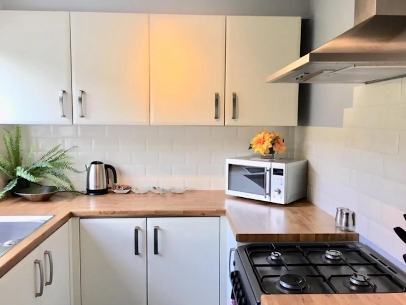 Kitchen or kitchenette in Homely & Cosy 3 Bed Birch Close House with Free Parking, Garden & Sleeps 8