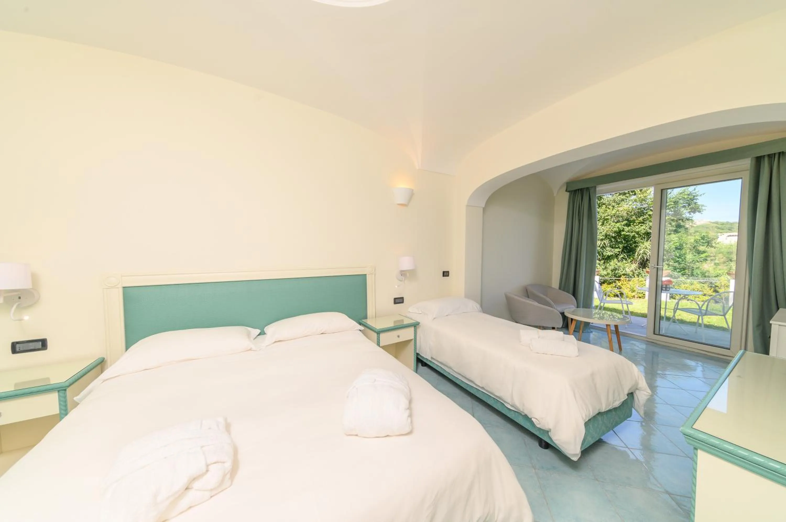 Bedroom, Bed in Sorgeto Garden