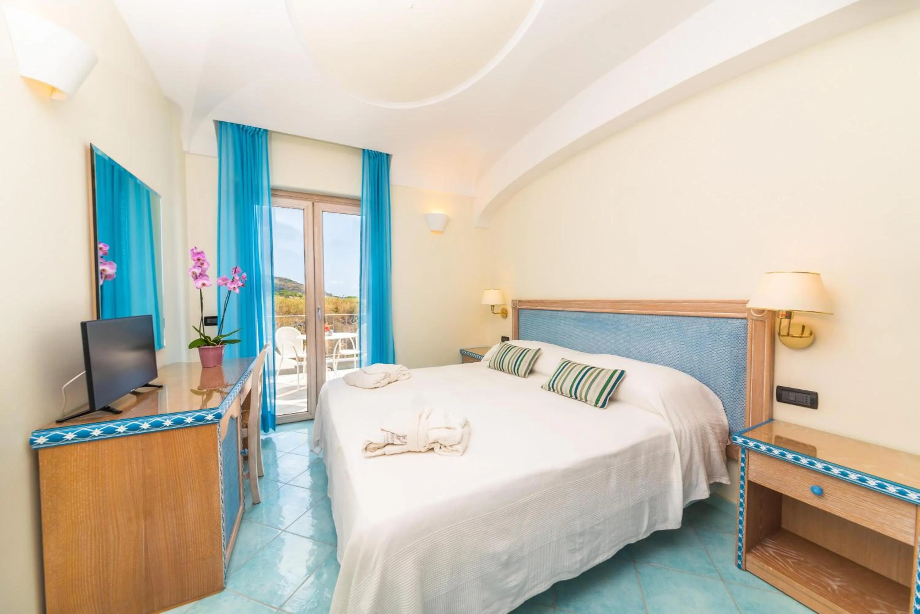 Bedroom, Bed in Sorgeto Garden