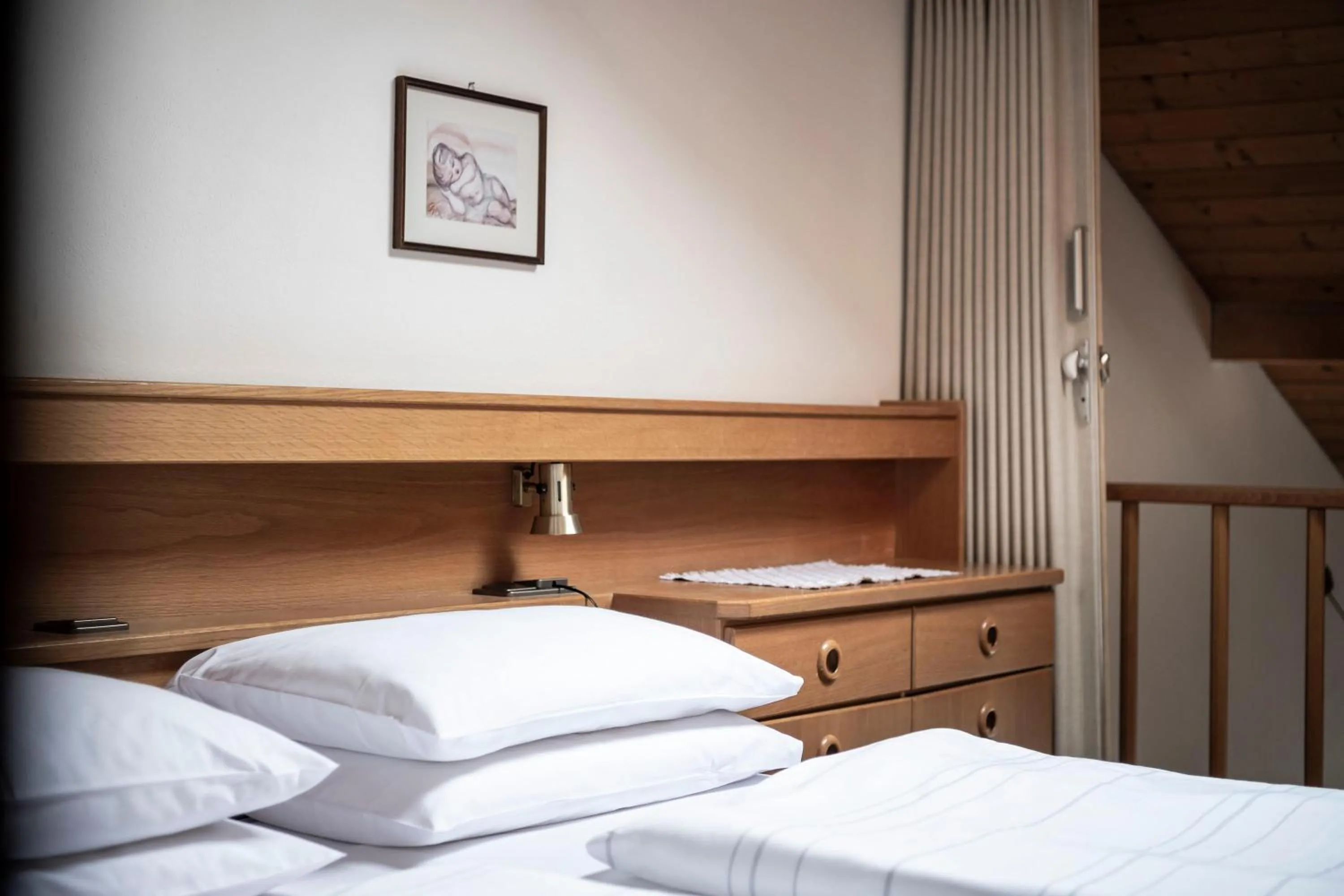 Photo of the whole room, Bed in Post Residence