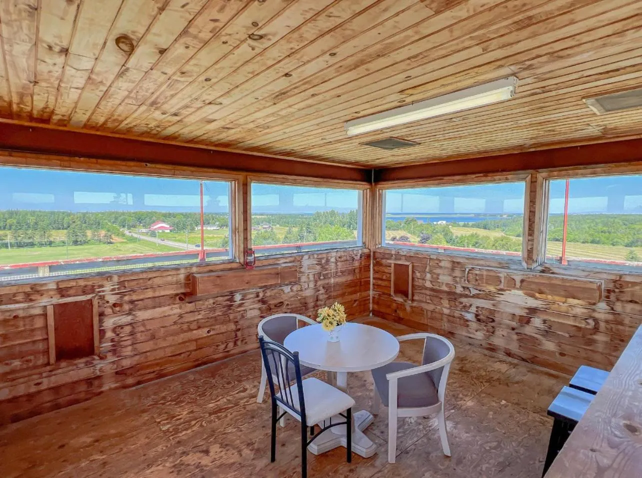 Day in Baywatch Lighthouse Cottages & Motel