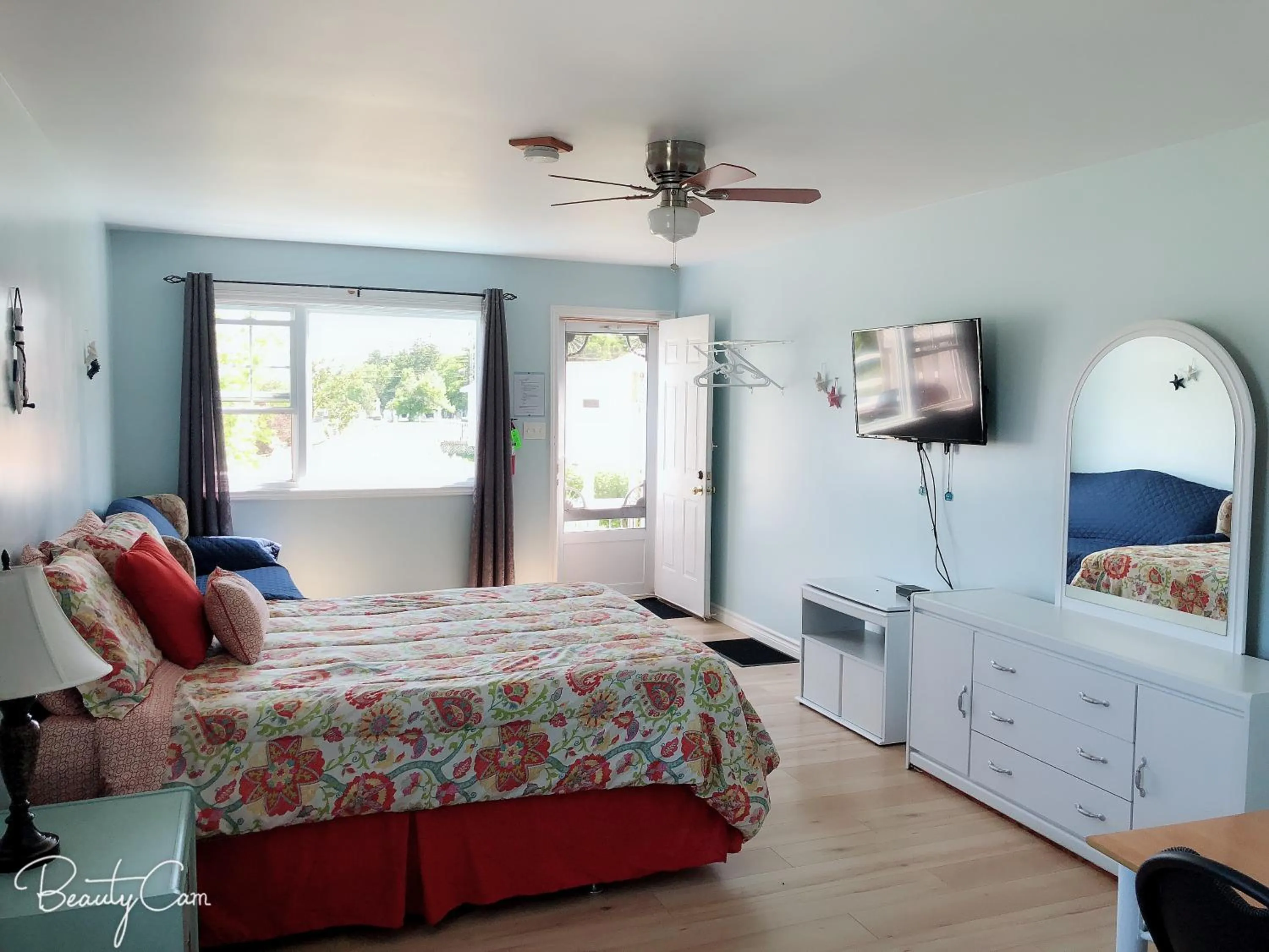 Photo of the whole room, Bed in Baywatch Lighthouse Cottages & Motel