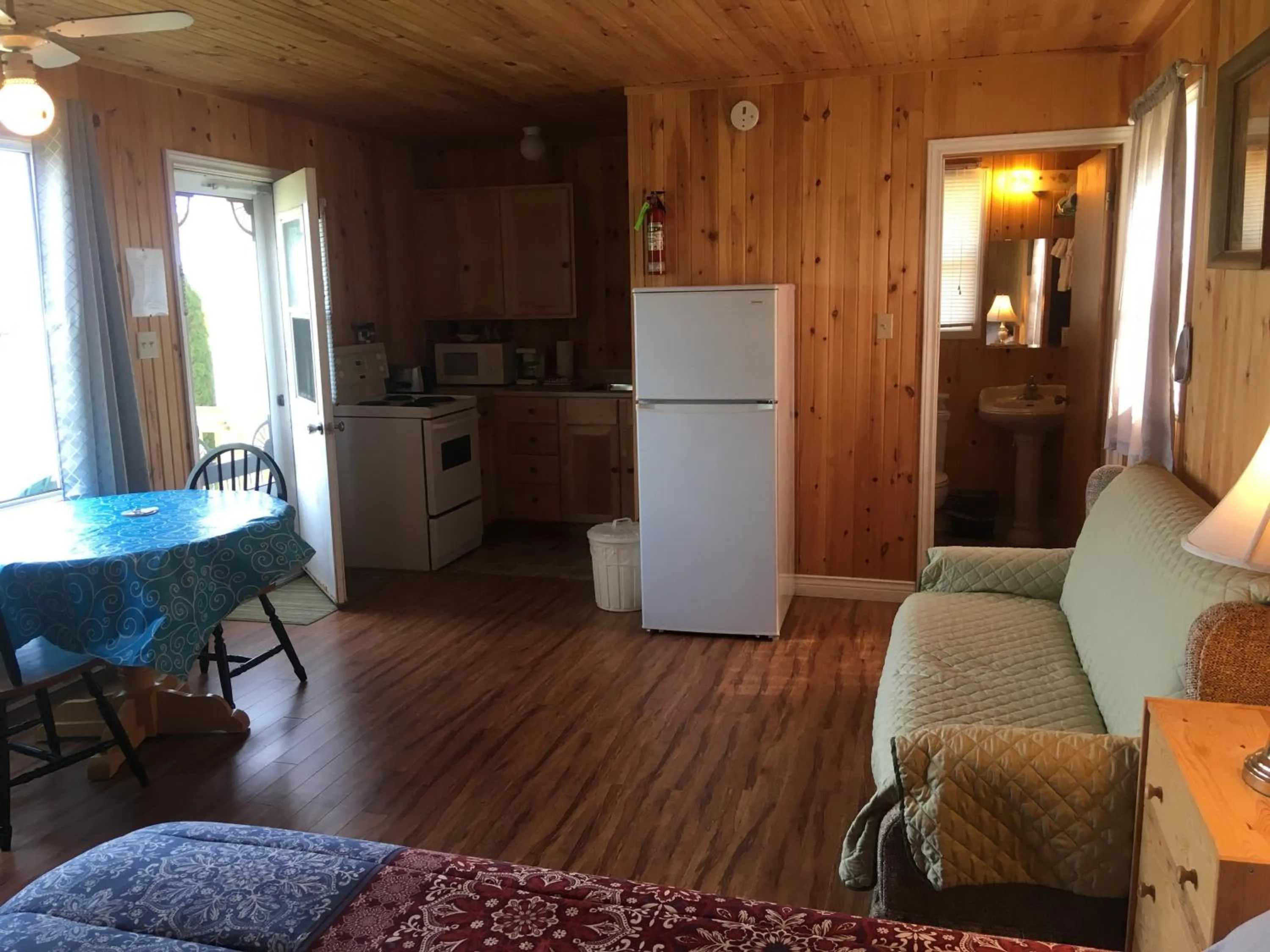 Kitchen or kitchenette in Baywatch Lighthouse Cottages & Motel