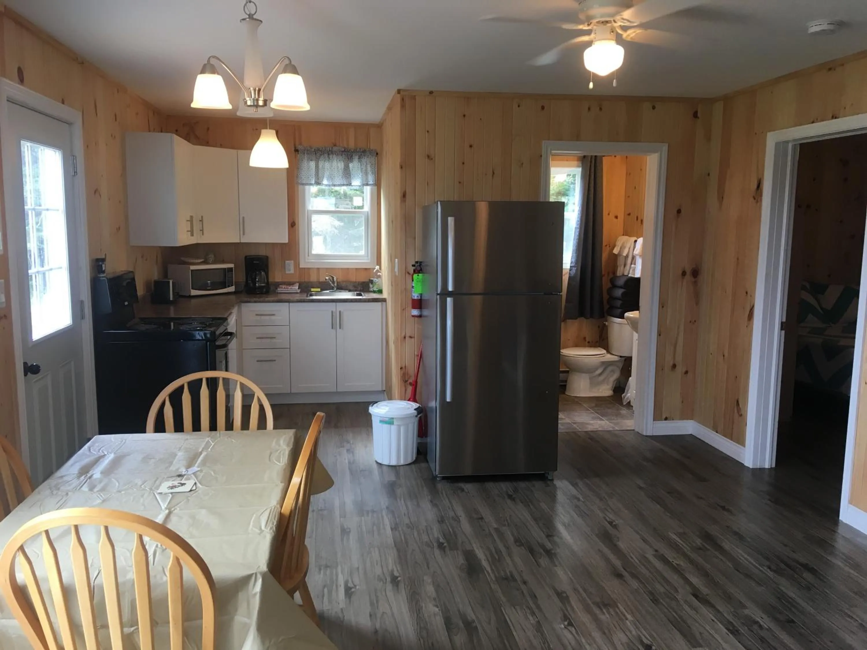 Kitchen or kitchenette in Baywatch Lighthouse Cottages & Motel
