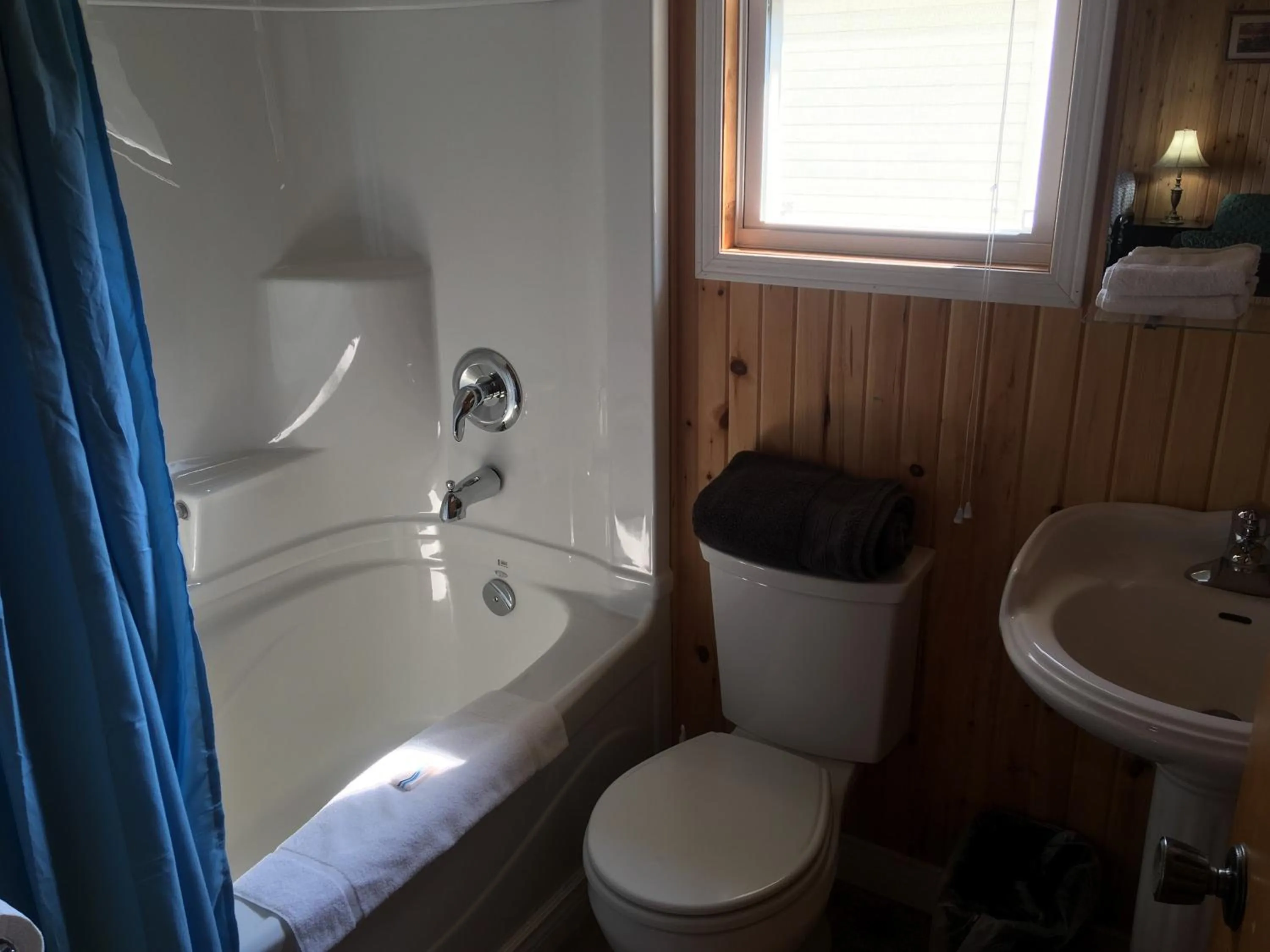 Toilet in Baywatch Lighthouse Cottages & Motel