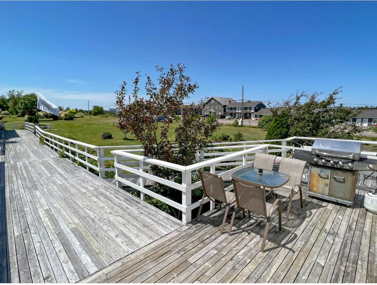 Patio in Baywatch Lighthouse Cottages & Motel