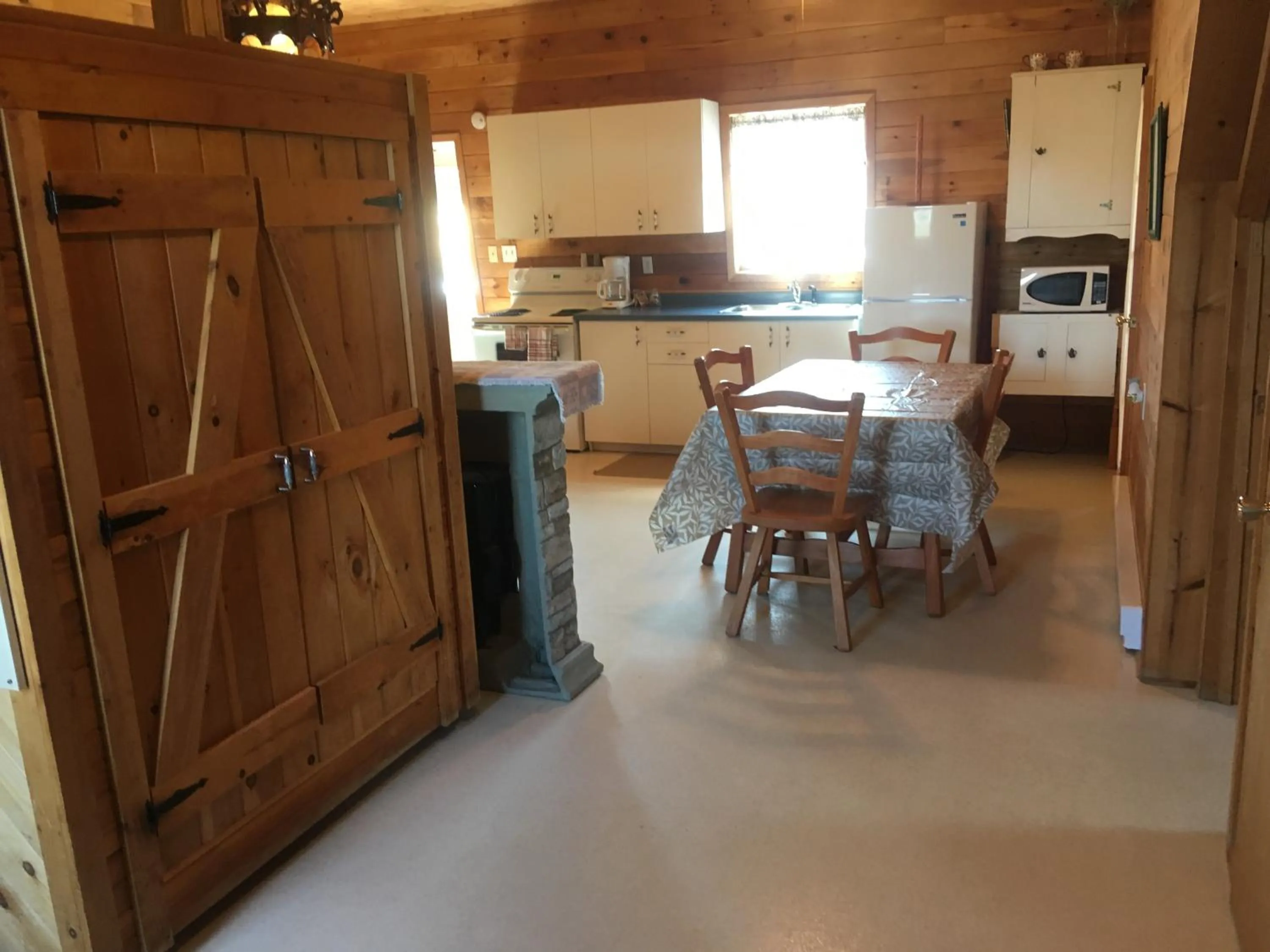 Kitchen or kitchenette in Baywatch Lighthouse Cottages & Motel