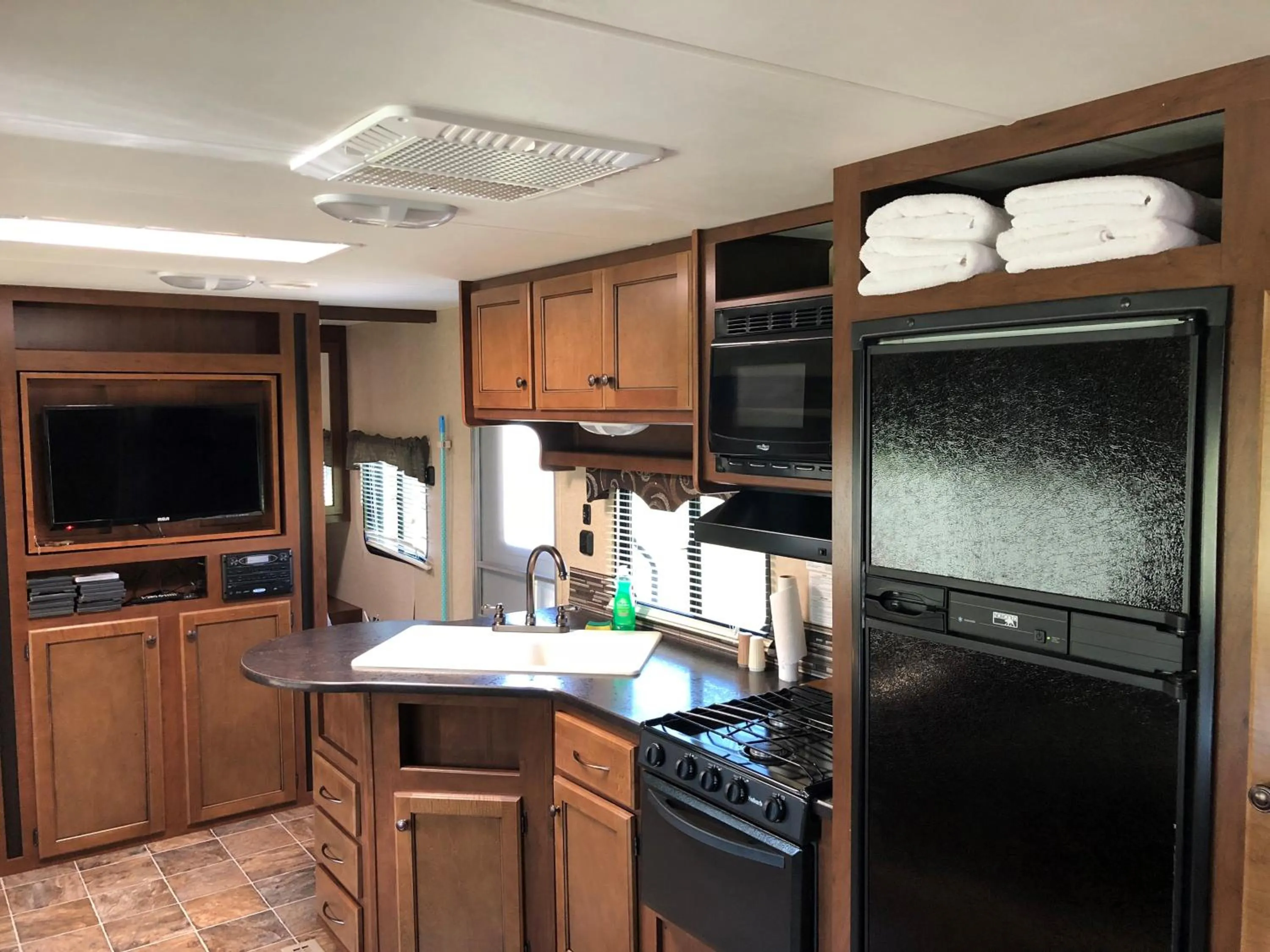 Kitchen or kitchenette in Baywatch Lighthouse Cottages & Motel