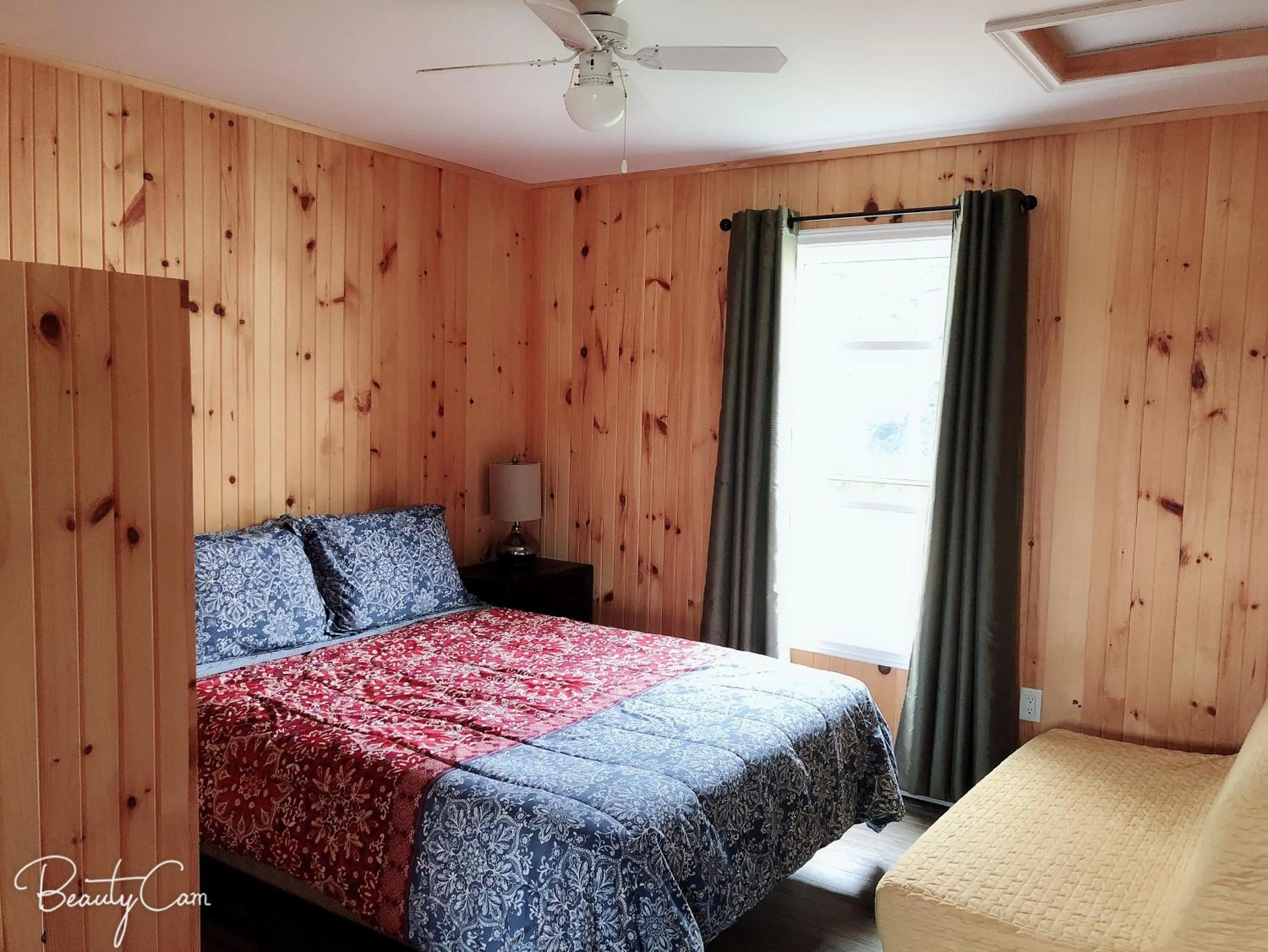 Bed in Baywatch Lighthouse Cottages & Motel