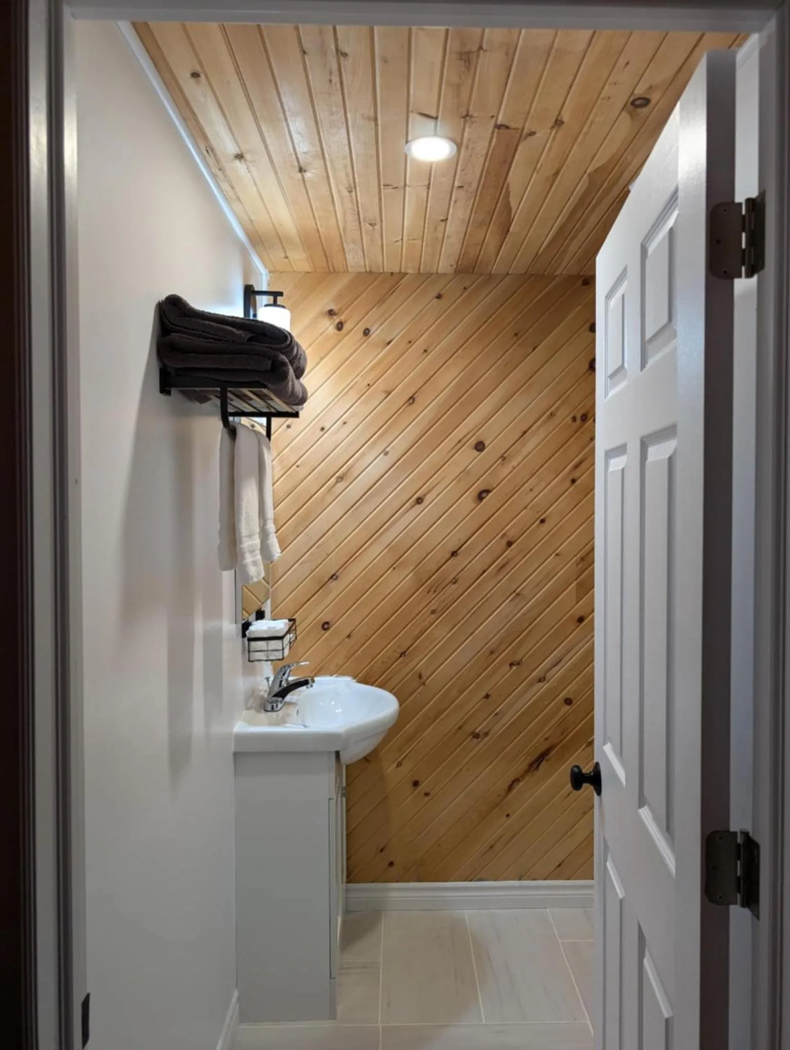 Bathroom in Baywatch Lighthouse Cottages & Motel