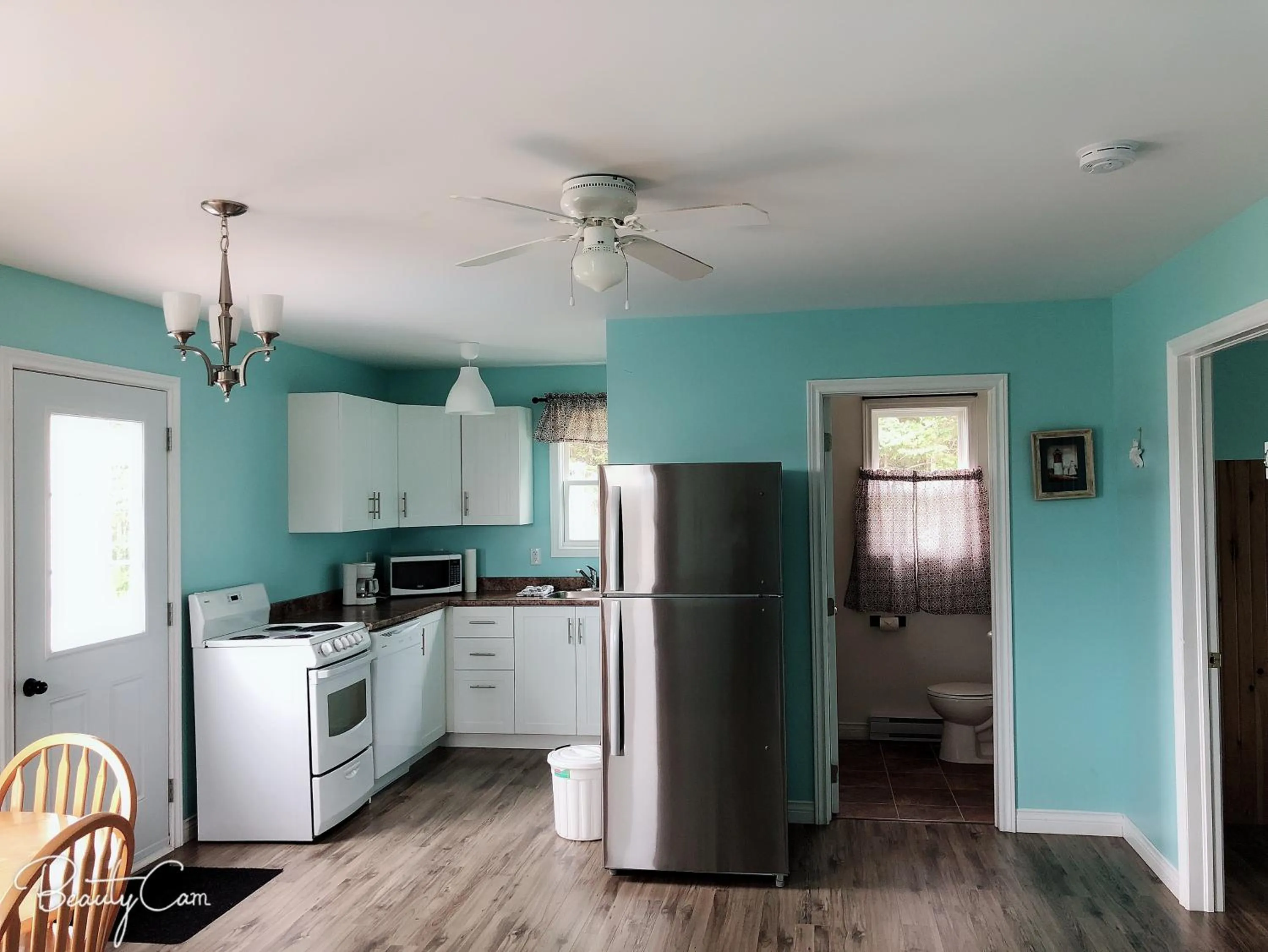 Kitchen or kitchenette in Baywatch Lighthouse Cottages & Motel