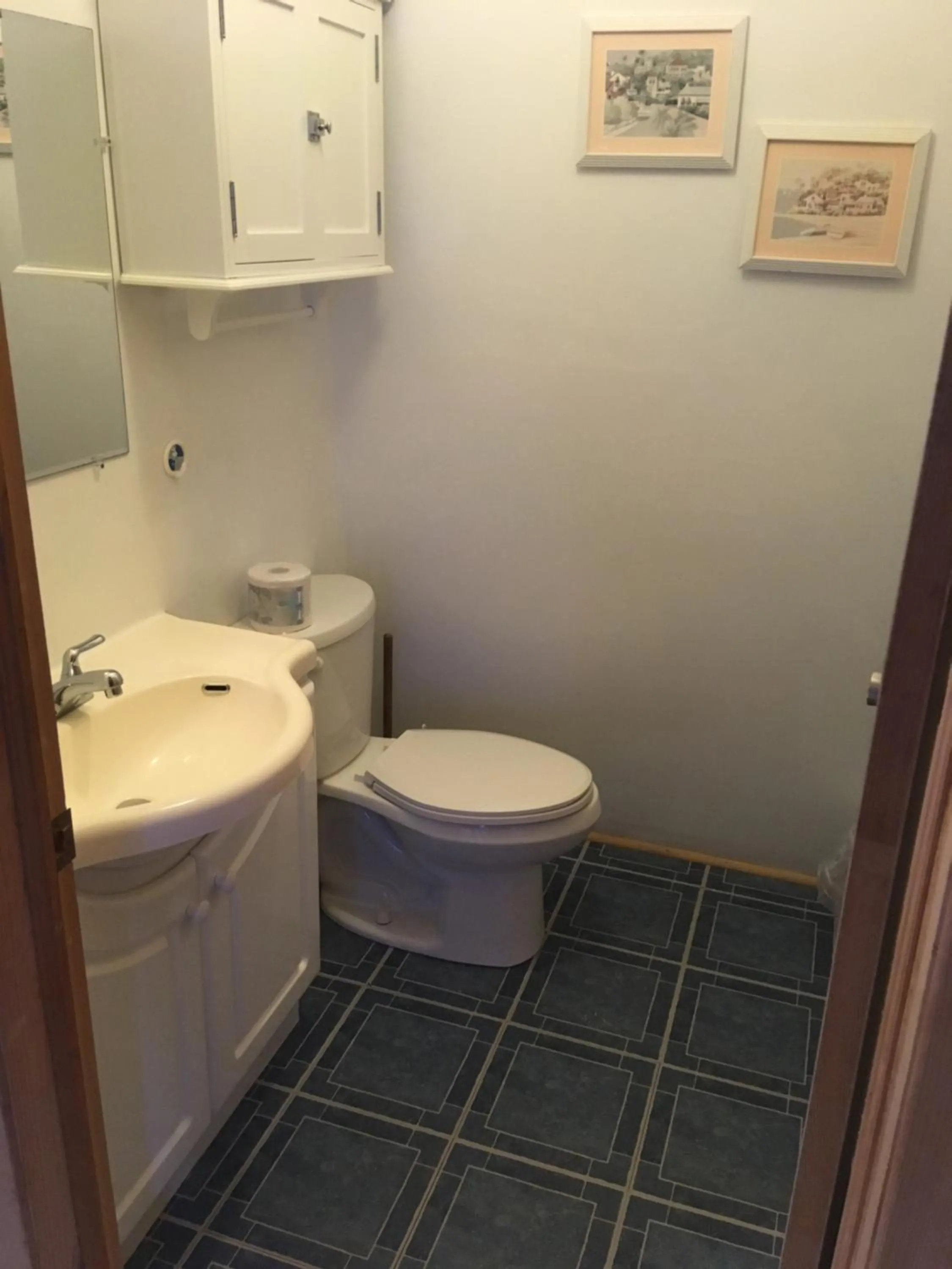 Toilet in Baywatch Lighthouse Cottages & Motel