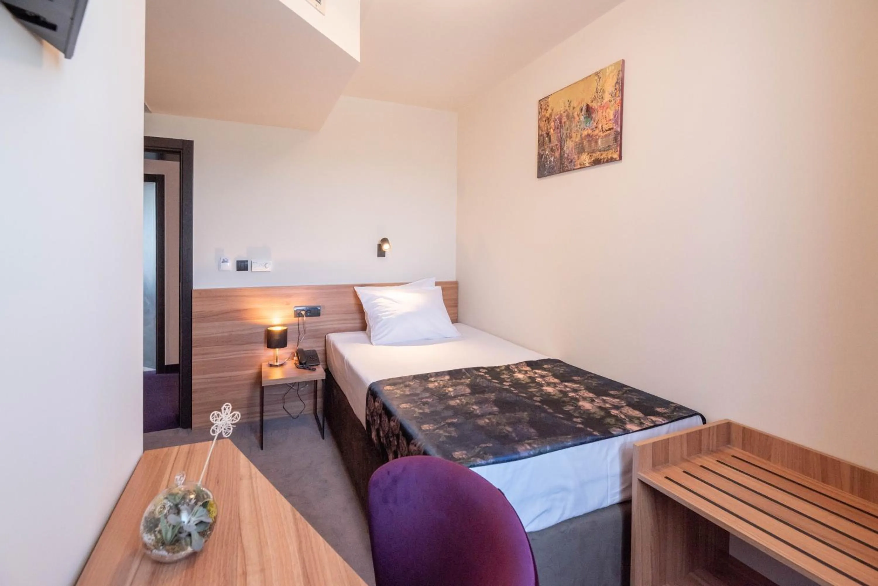 Photo of the whole room in Hotel Aloha