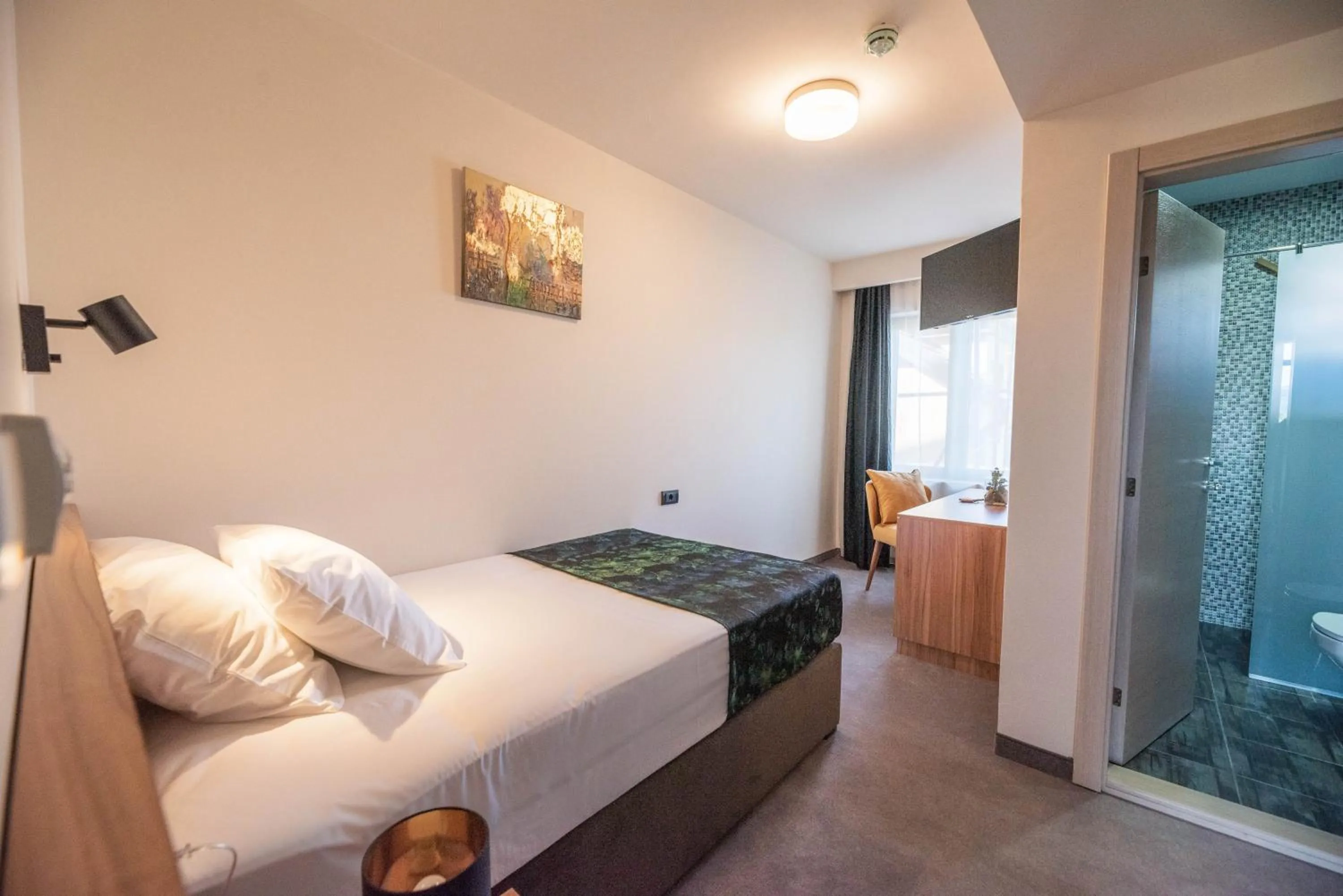 Photo of the whole room in Hotel Aloha