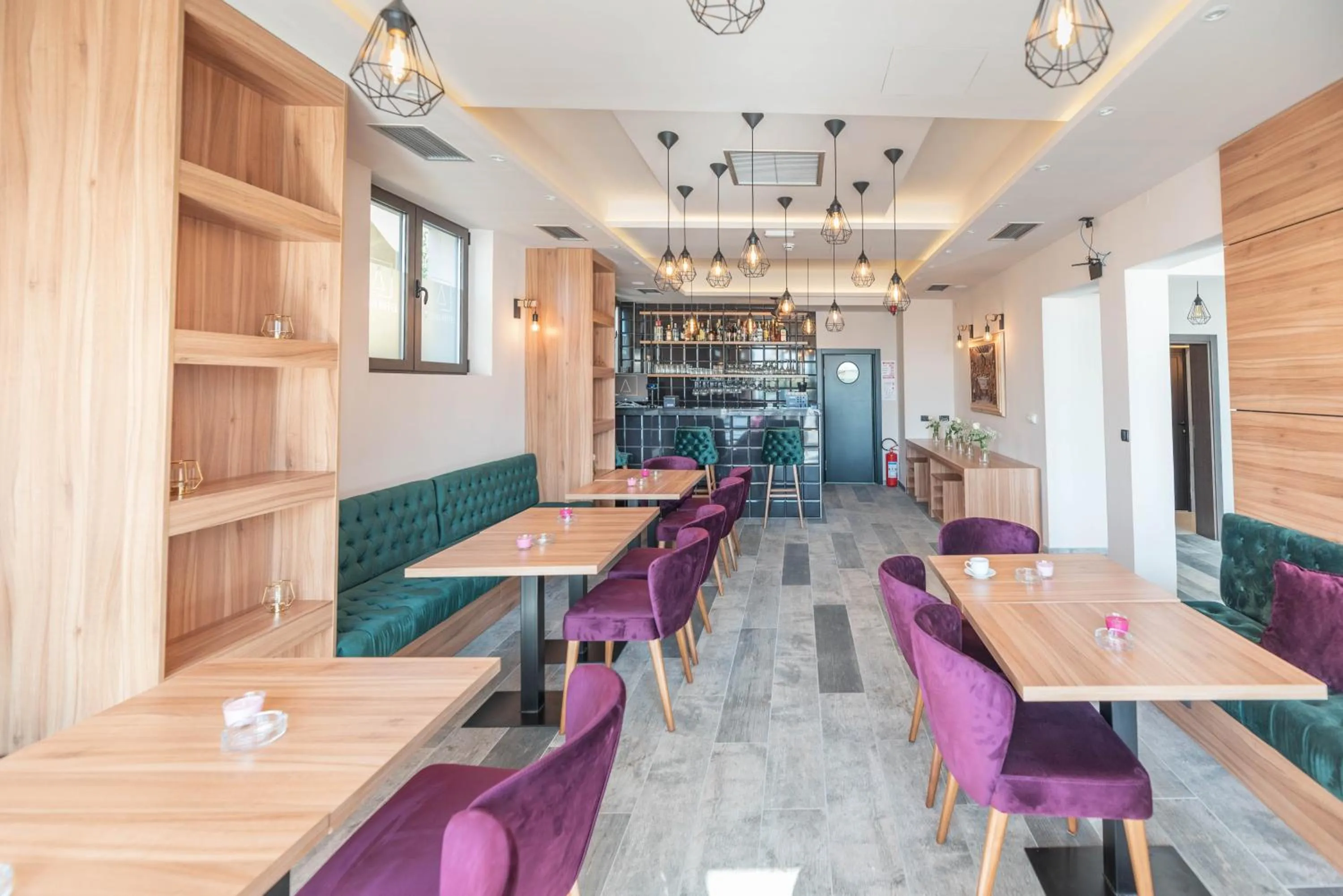 Restaurant/places to eat in Hotel Aloha