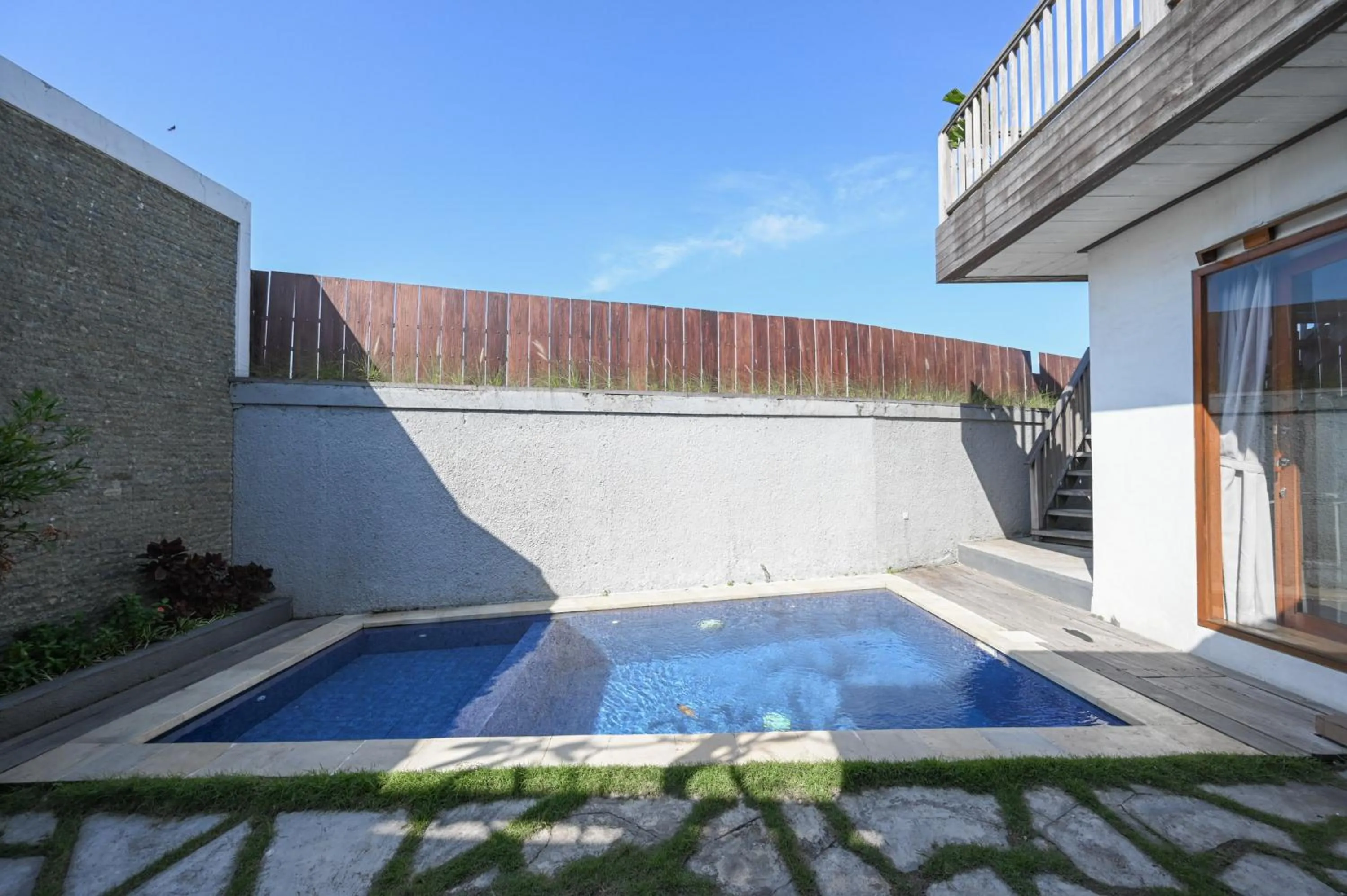 Swimming pool in Hoki Villa by Urbanview Villa