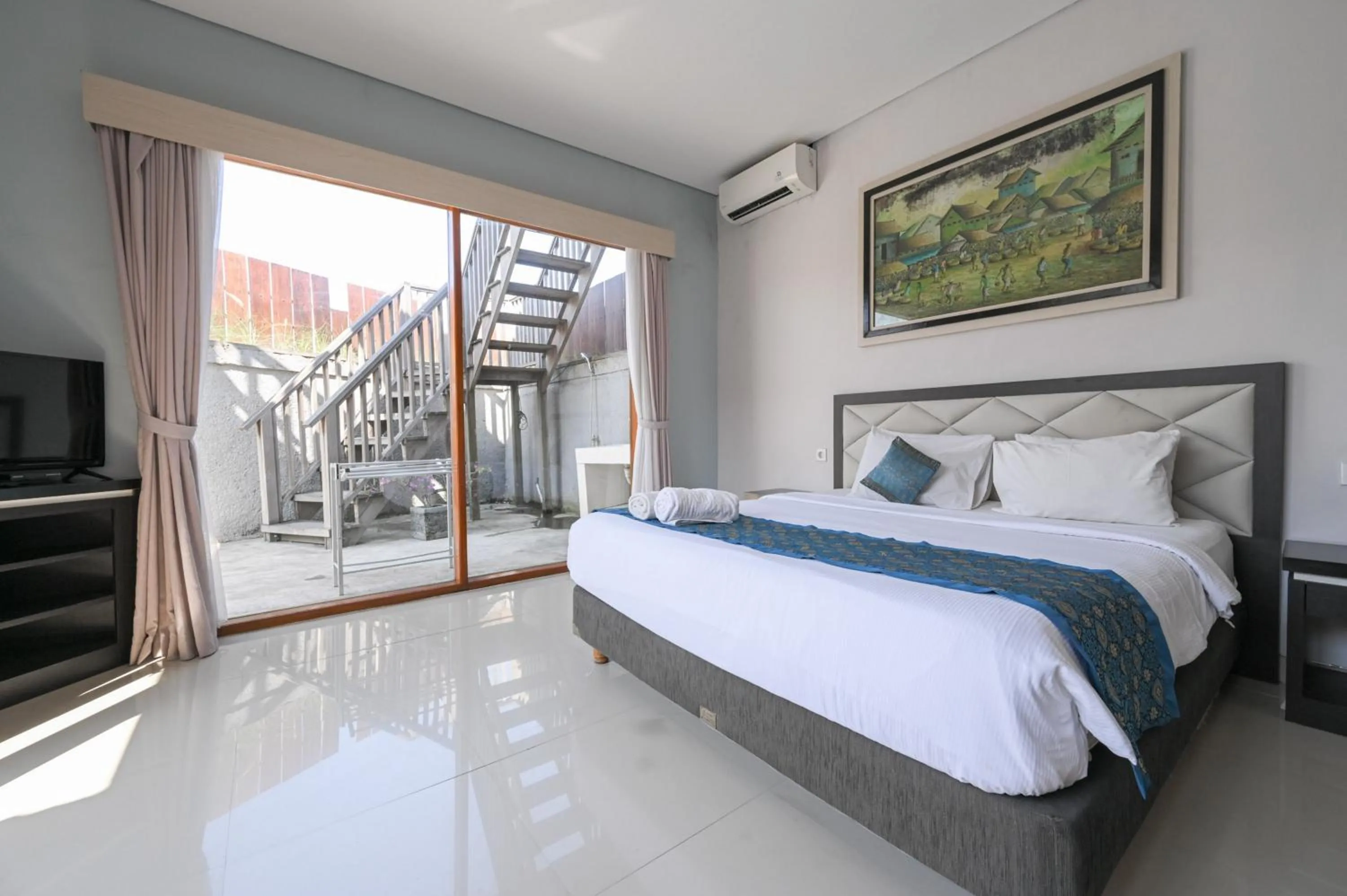 Bedroom, Bed in Hoki Villa by Urbanview Villa