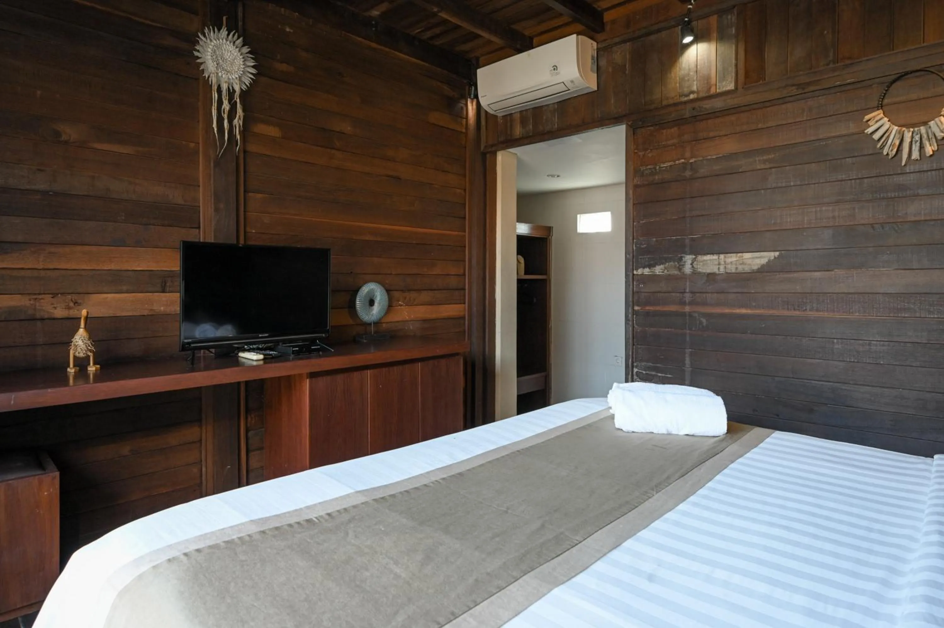 Bedroom, Bed in Hoki Villa by Urbanview Villa