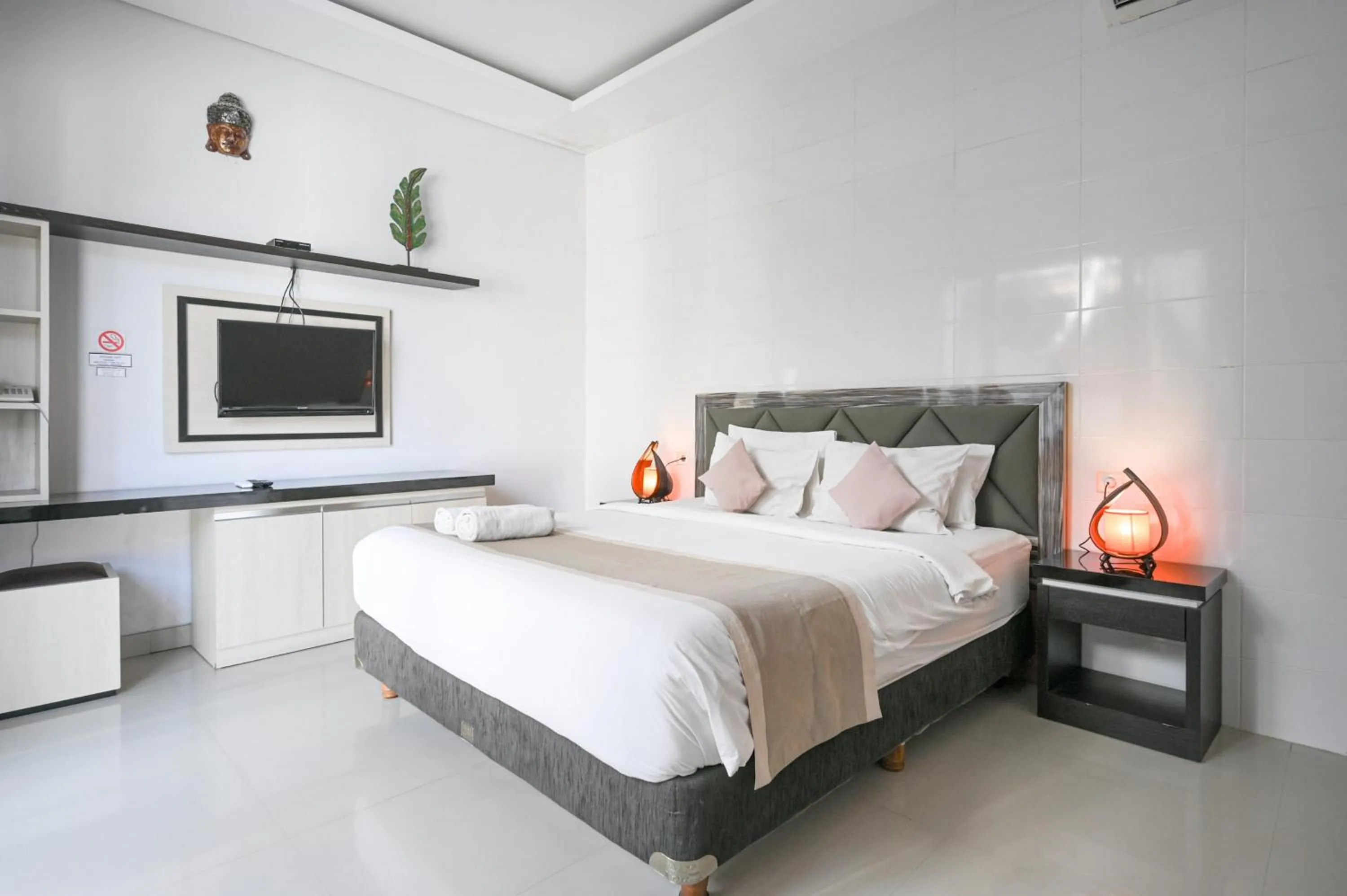 Bedroom, Bed in Hoki Villa by Urbanview Villa