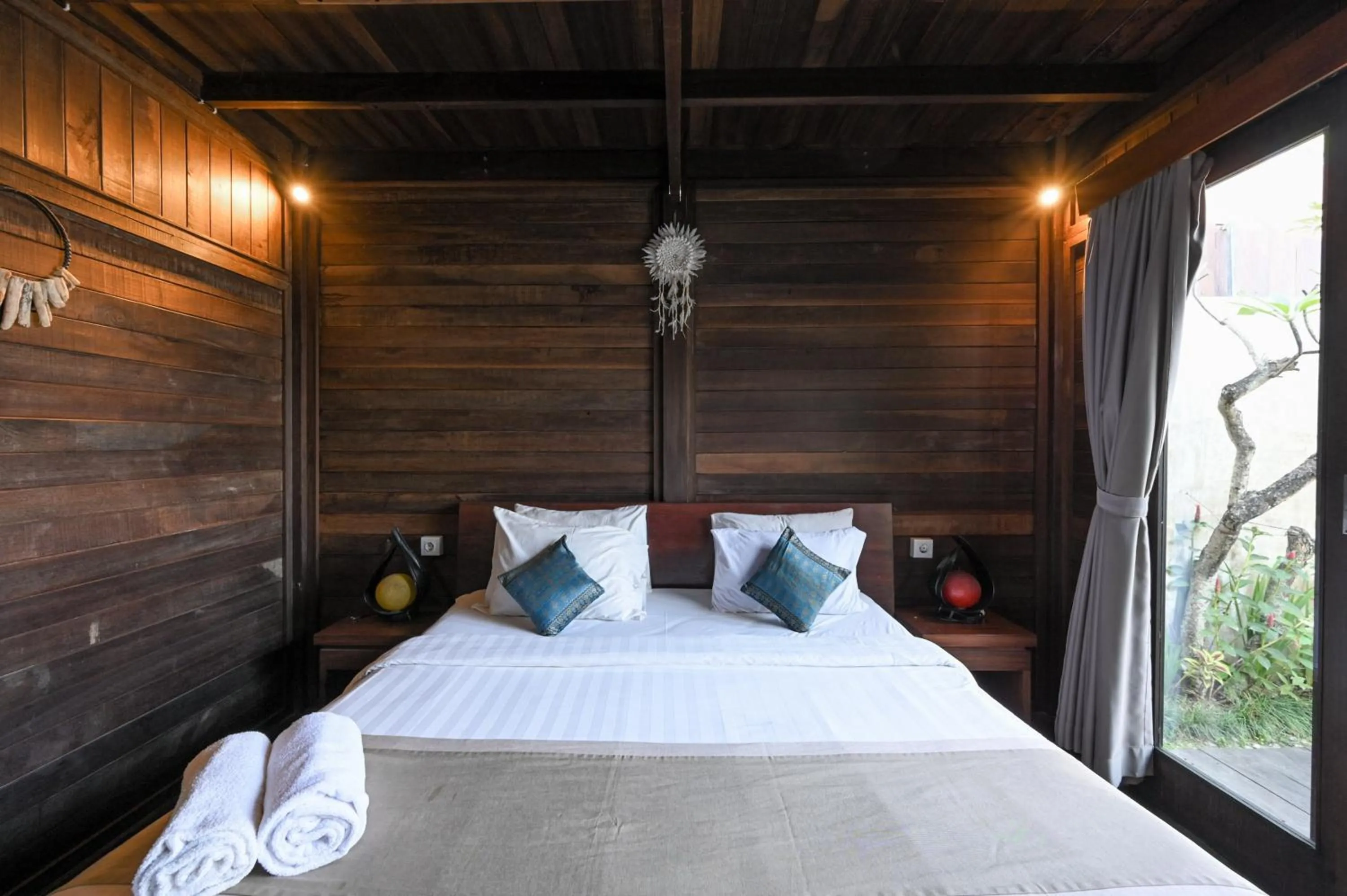 Bedroom, Bed in Hoki Villa by Urbanview Villa