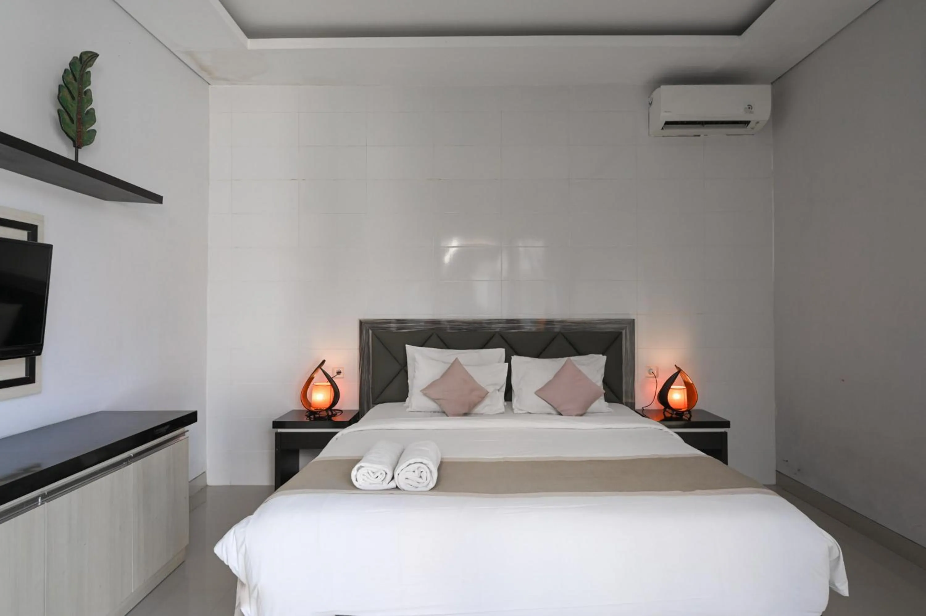 Bedroom, Bed in Hoki Villa by Urbanview Villa