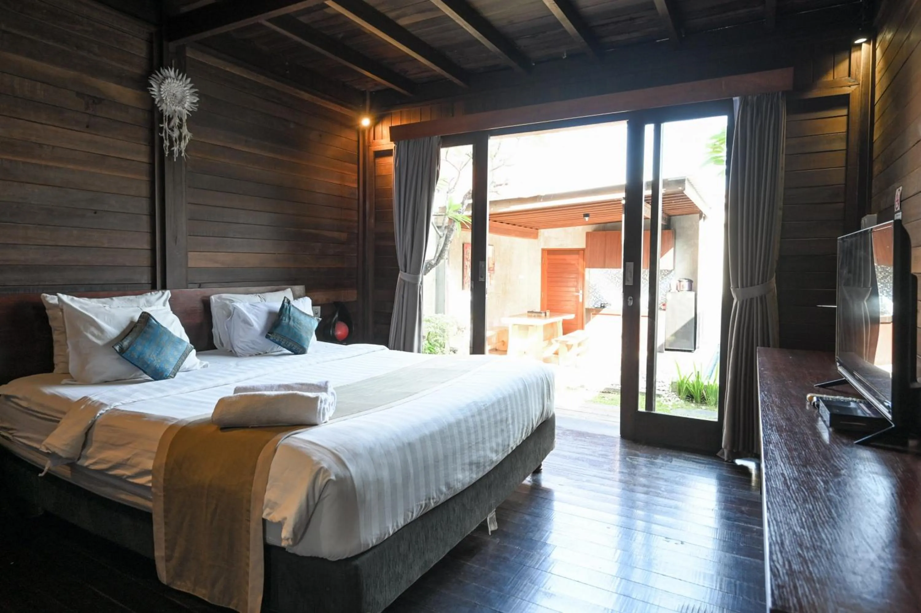 Bedroom, Bed in Hoki Villa by Urbanview Villa