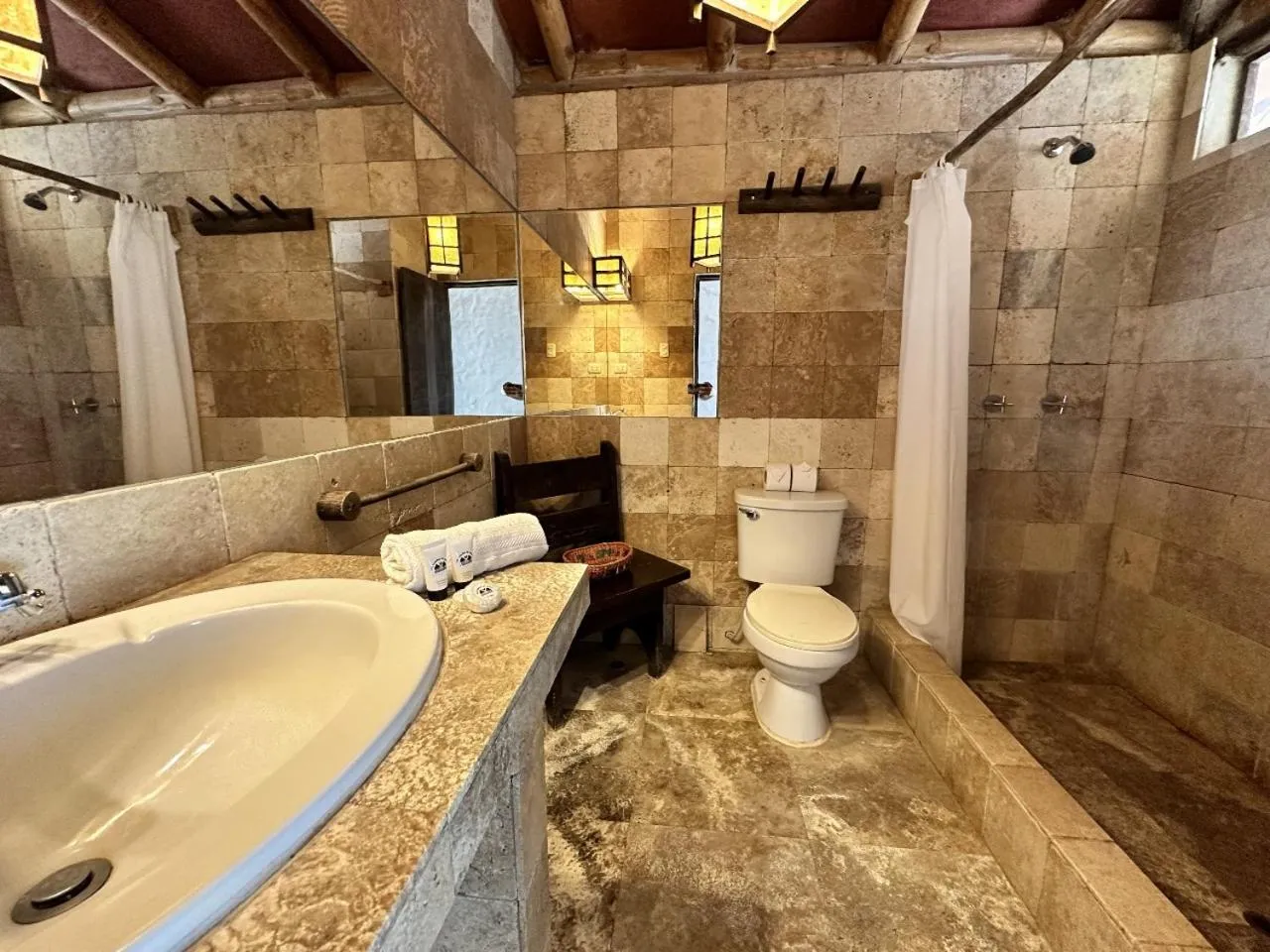 Shower in Las Cabañas de Antica