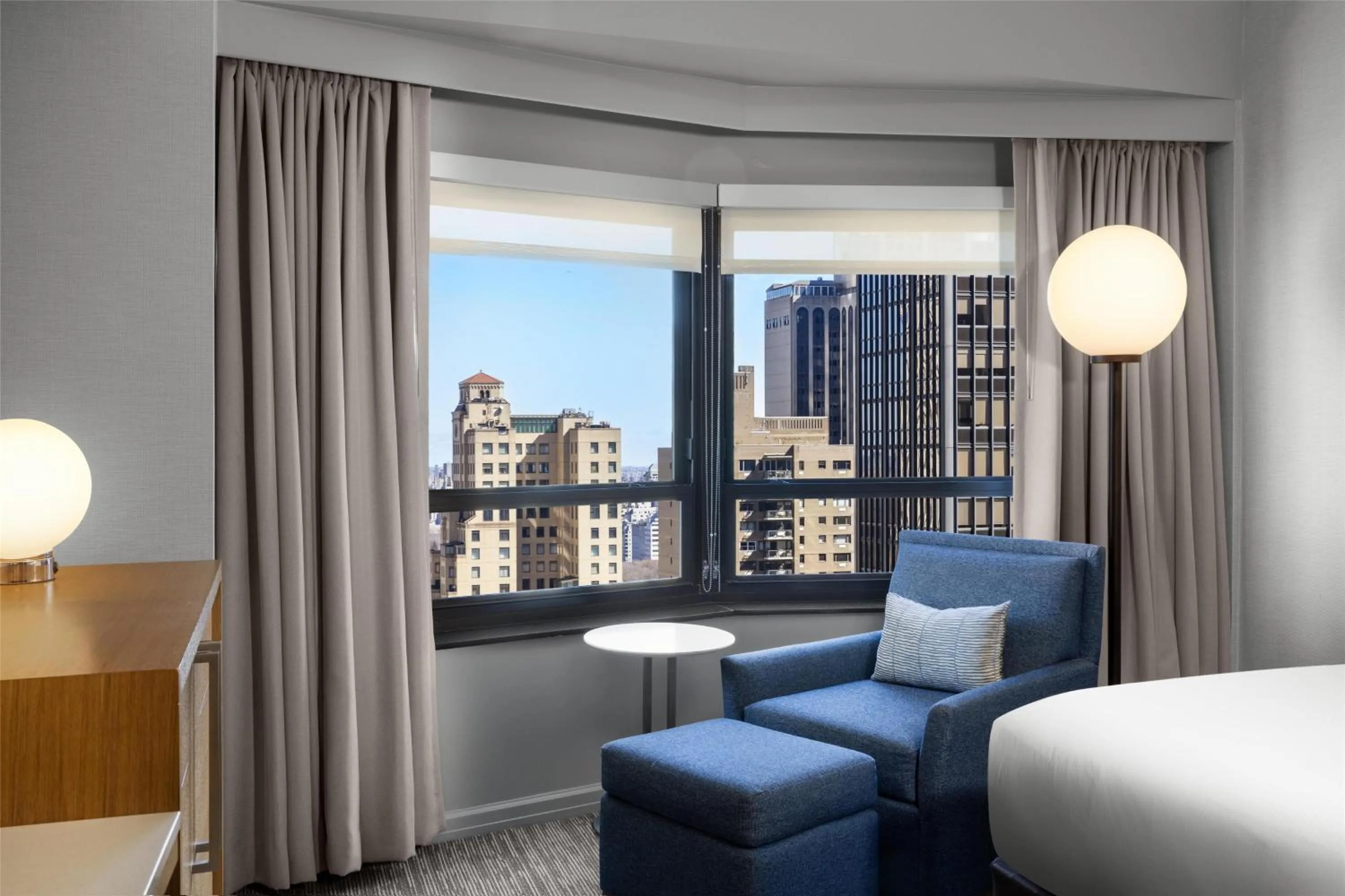 Living room, Bed in New York Hilton Midtown
