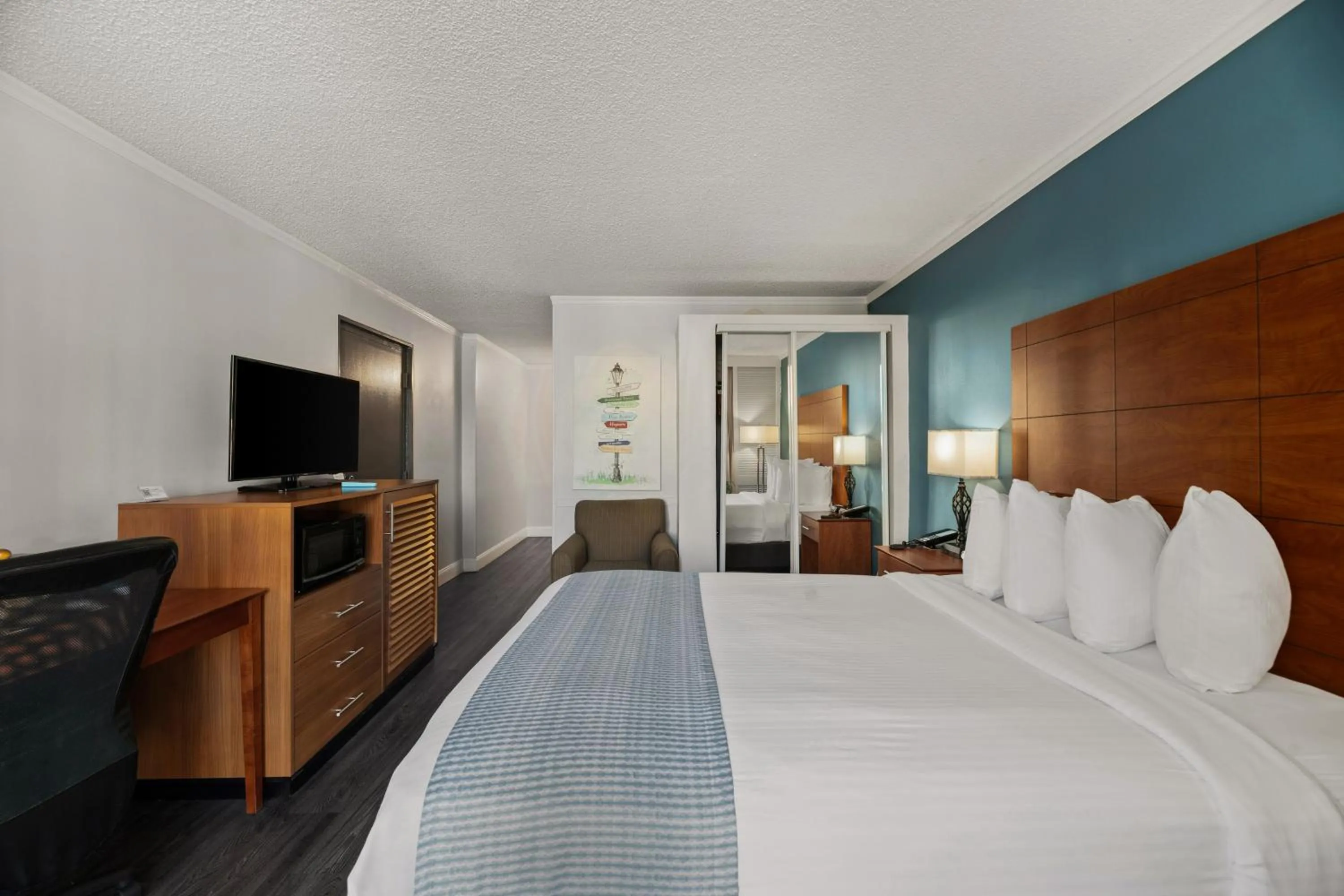 Photo of the whole room, Bed in Best Western Orlando Gateway Hotel