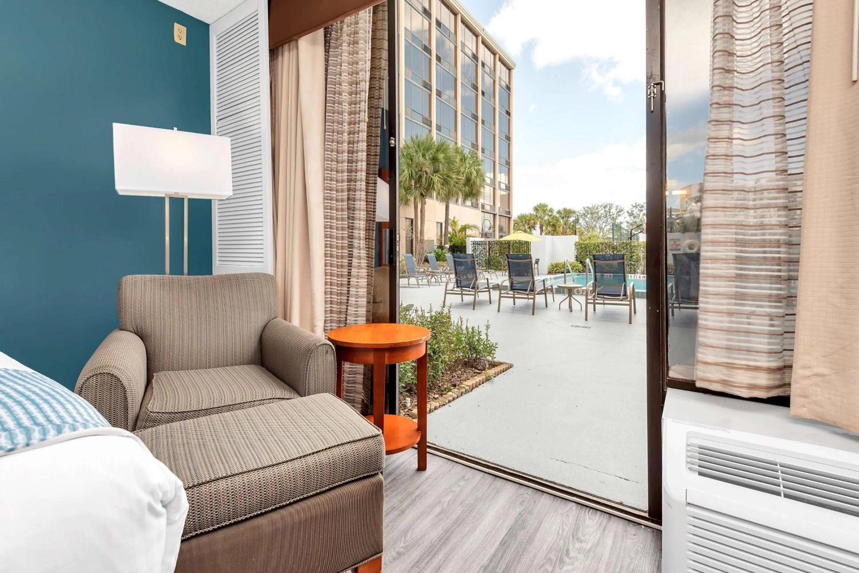 Bedroom in Best Western Orlando Gateway Hotel