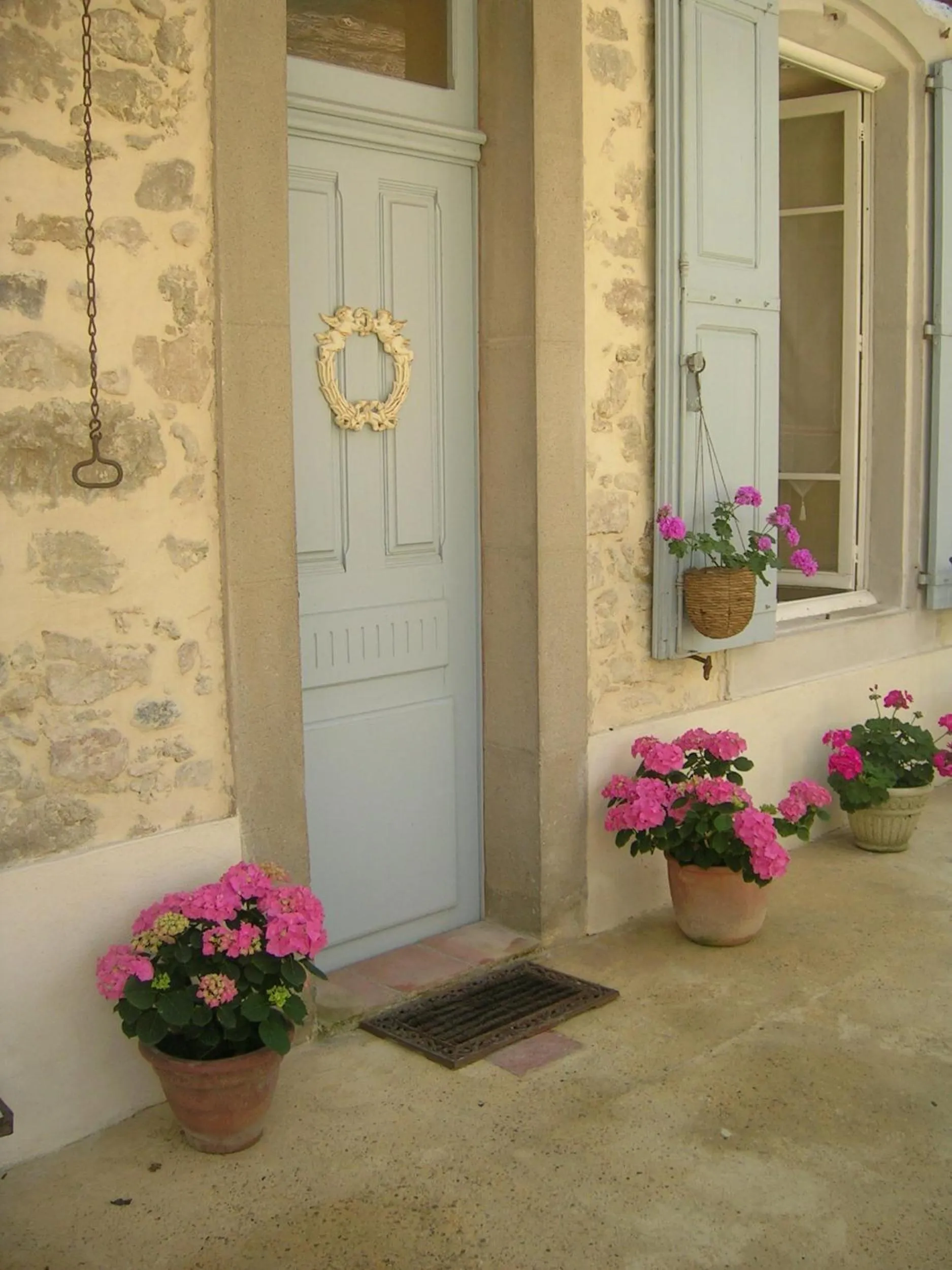 Facade/entrance in Aux Anges Gardiens