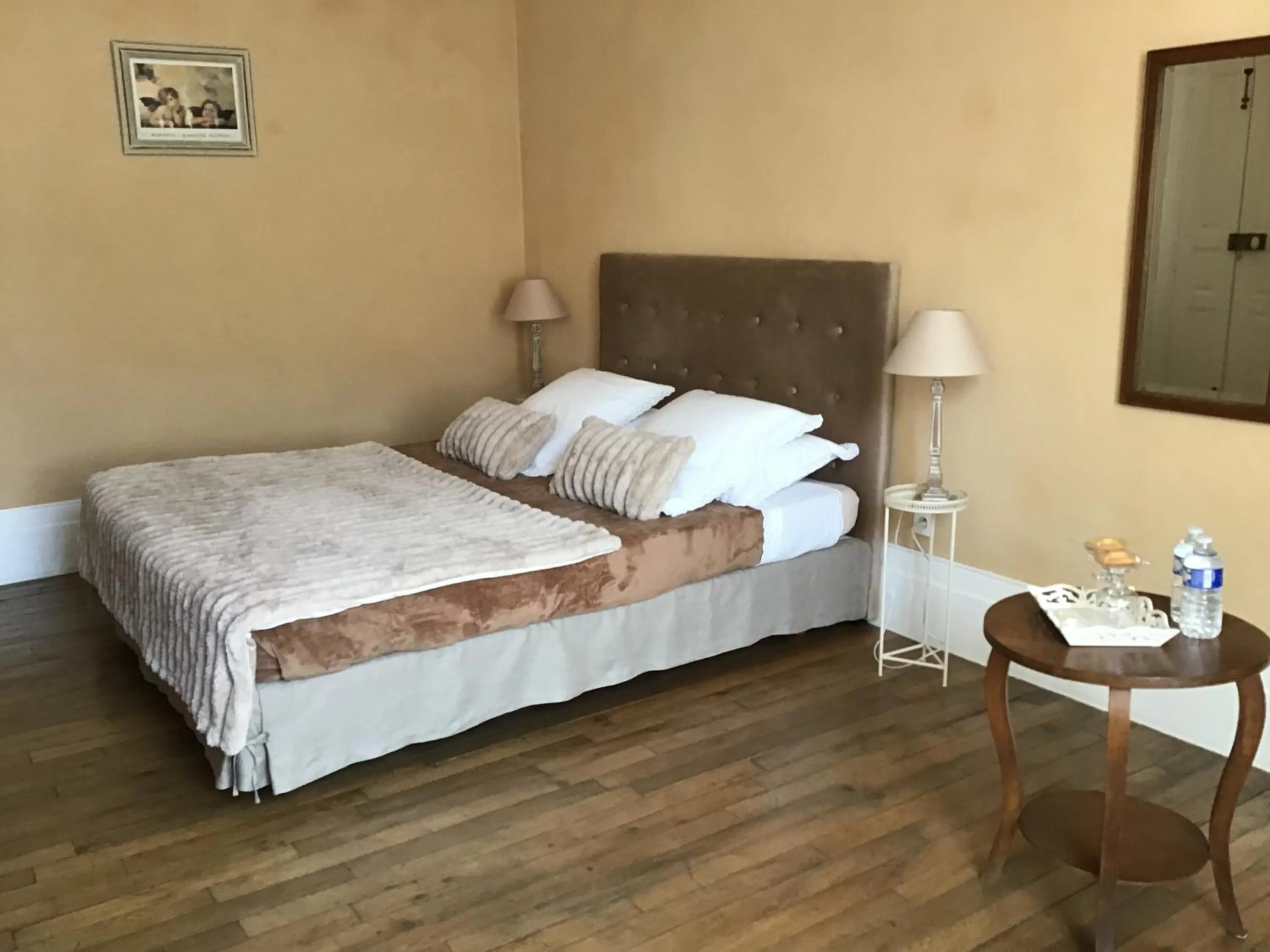 Bedroom, Bed in Aux Anges Gardiens