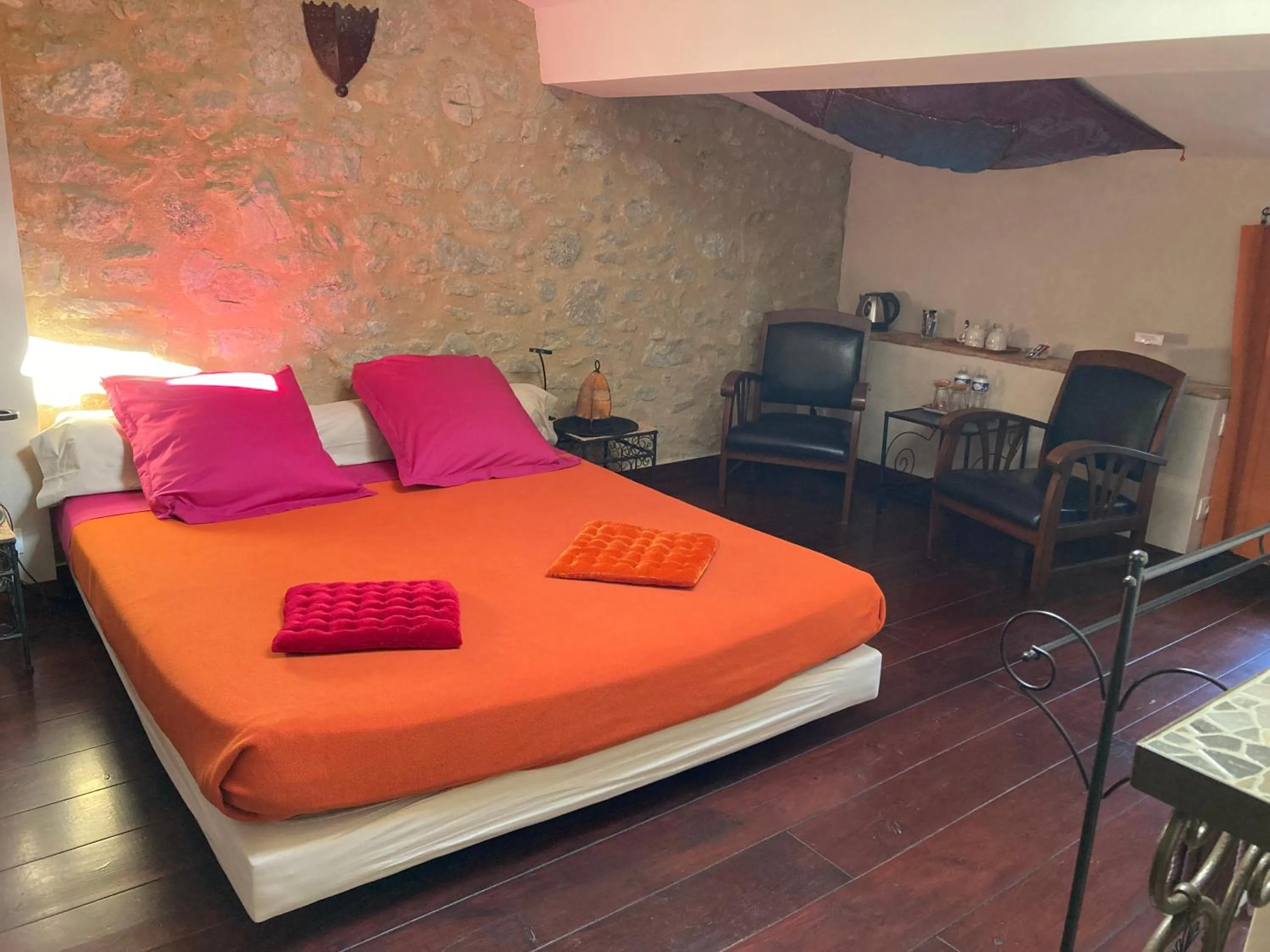 Bedroom, Bed in Aux Anges Gardiens