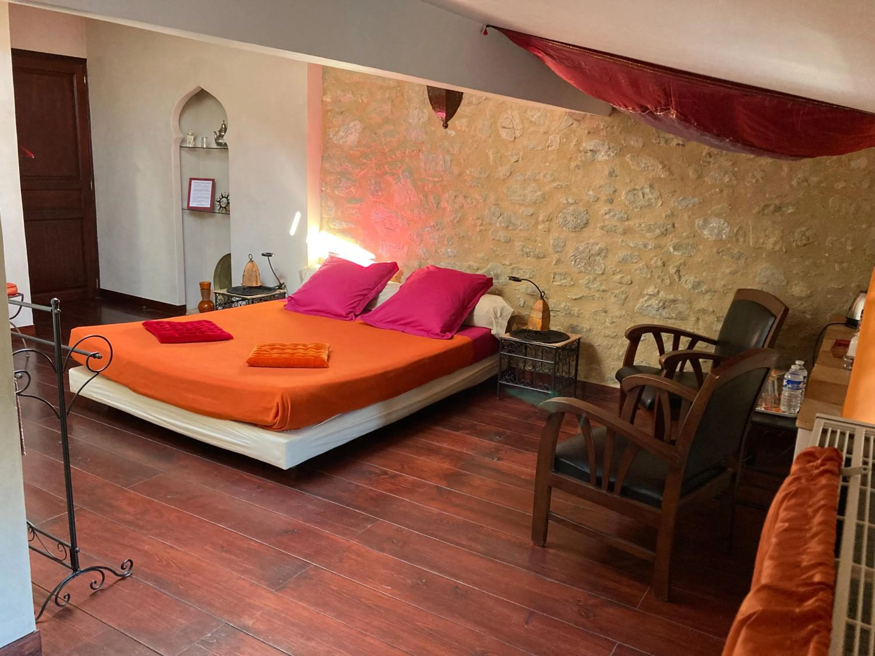 Bedroom, Bed in Aux Anges Gardiens