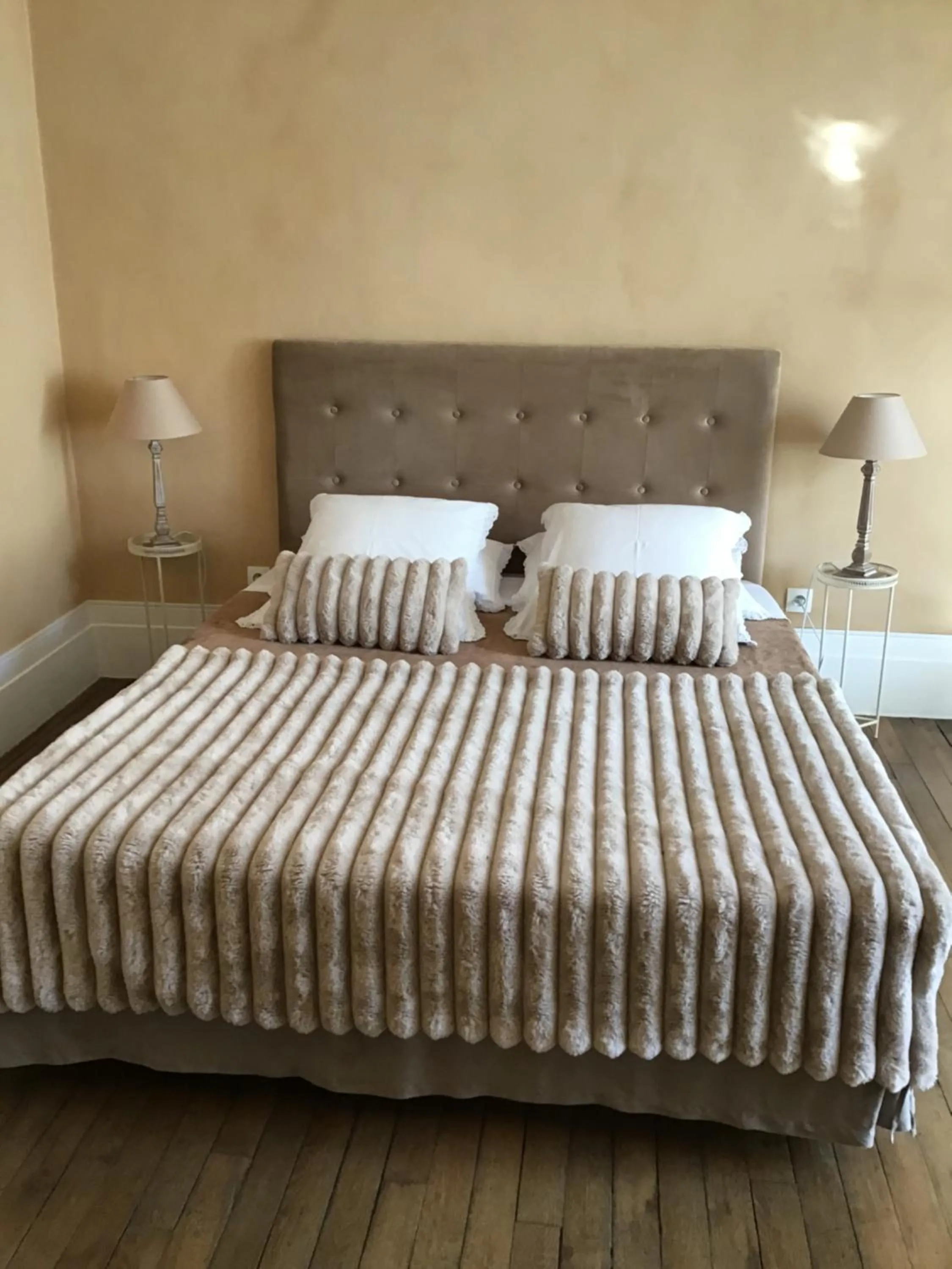 Bedroom, Bed in Aux Anges Gardiens