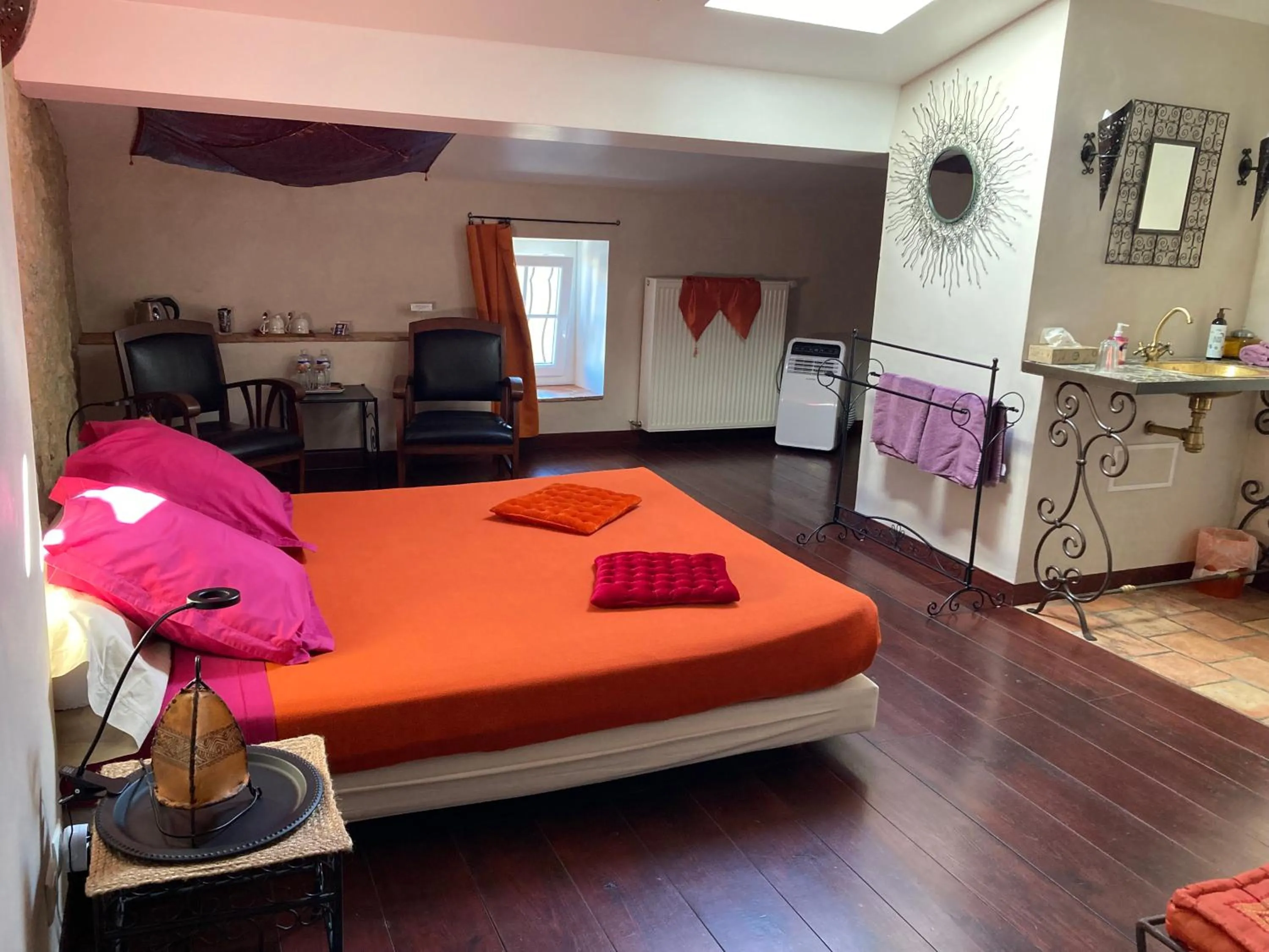 Bedroom, Bed in Aux Anges Gardiens