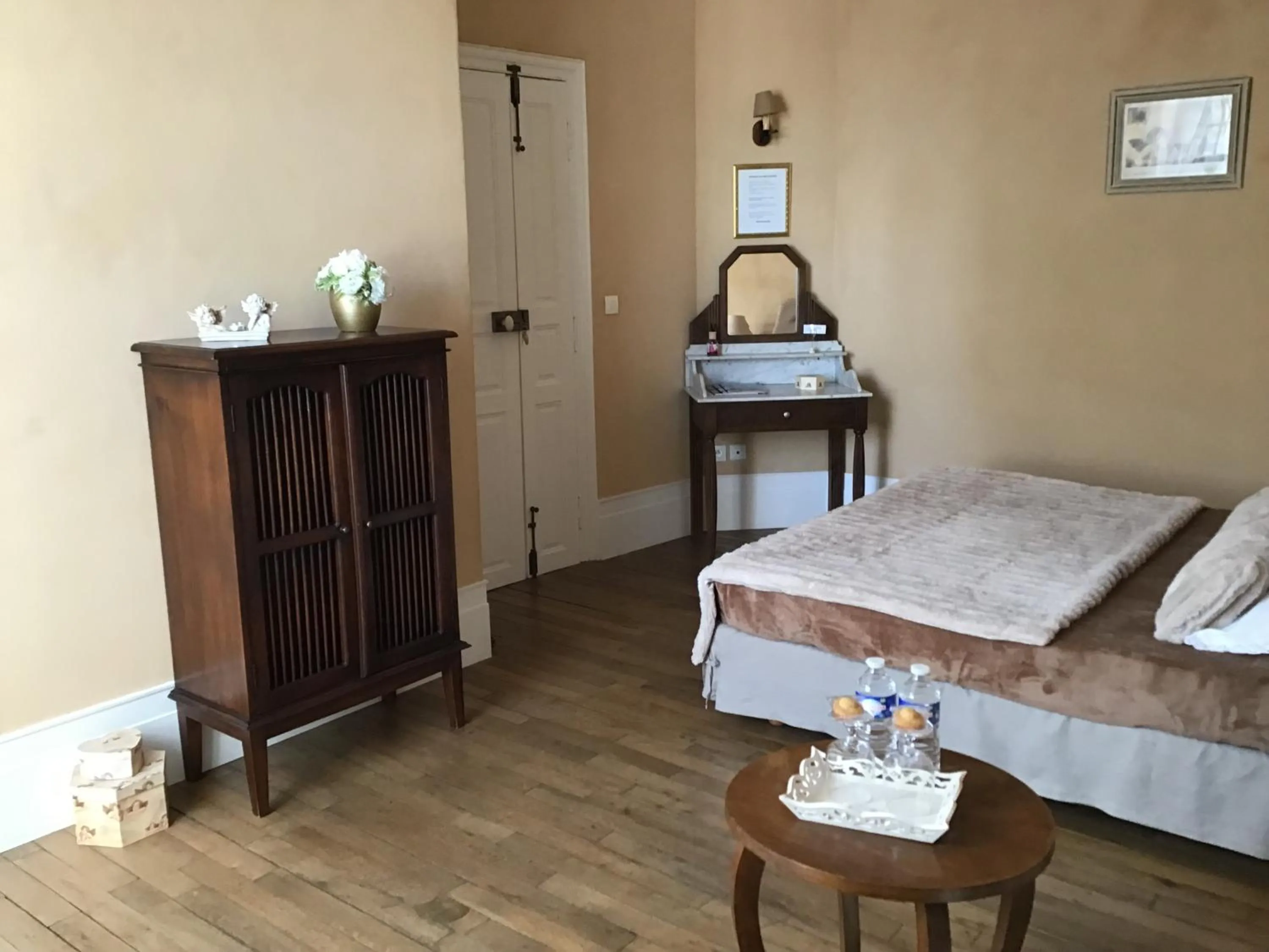 Bedroom, Bed in Aux Anges Gardiens