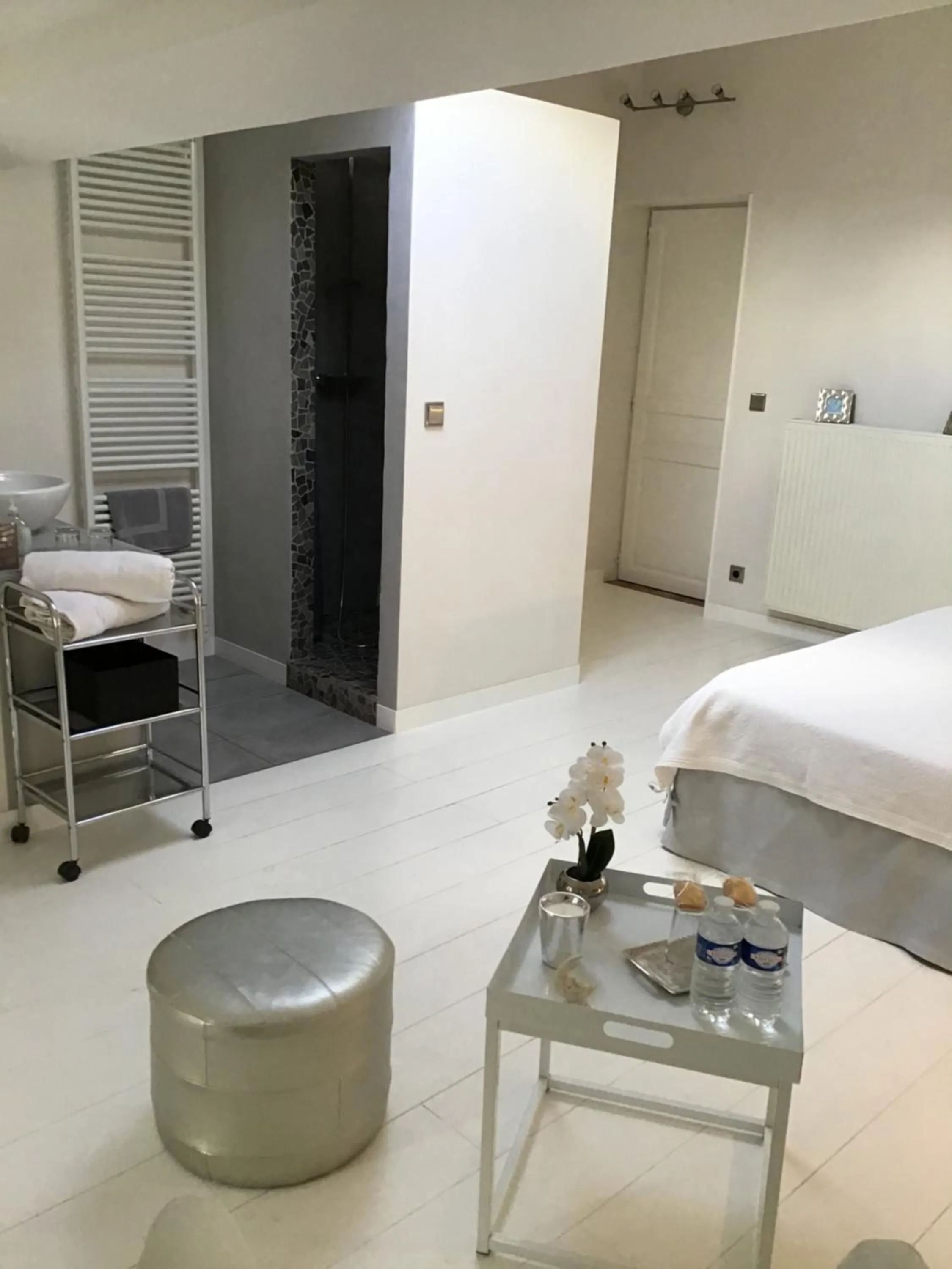 Bathroom, Bed in Aux Anges Gardiens