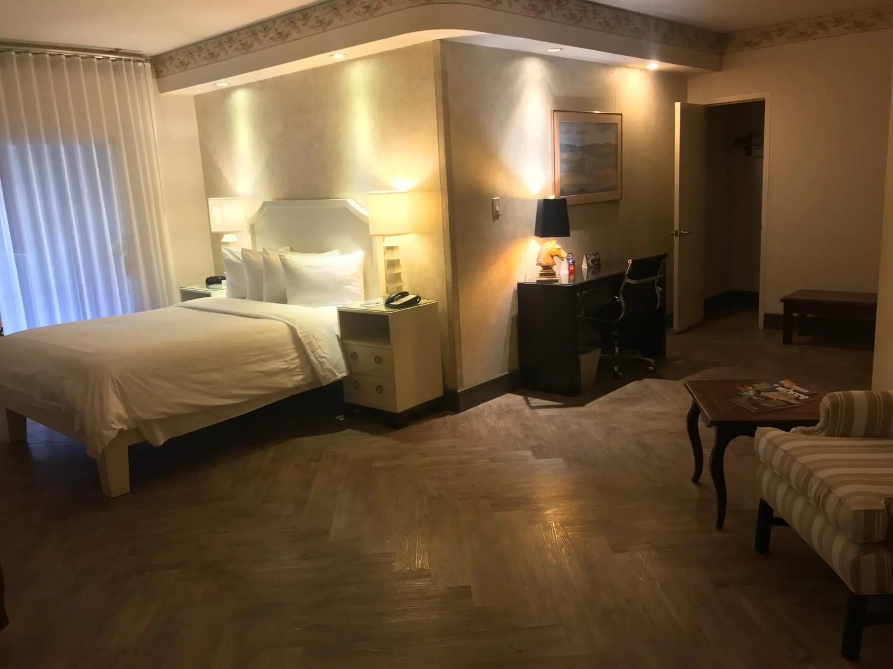 Junior Suite with One Queen Bed in Hollywood Hotel Junior Suite with One Queen Bed in Hollywood Hotel