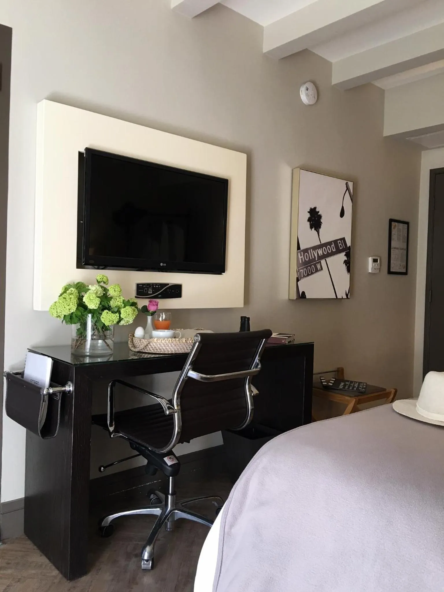 Bedroom, Bed in Hollywood Hotel