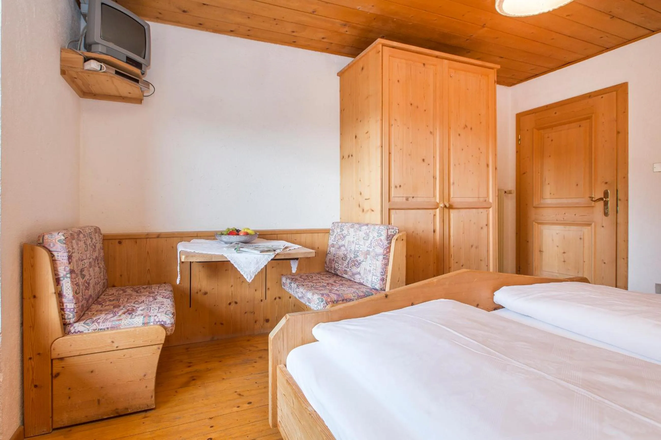 wardrobe, Bed in Berggasthof Häusler